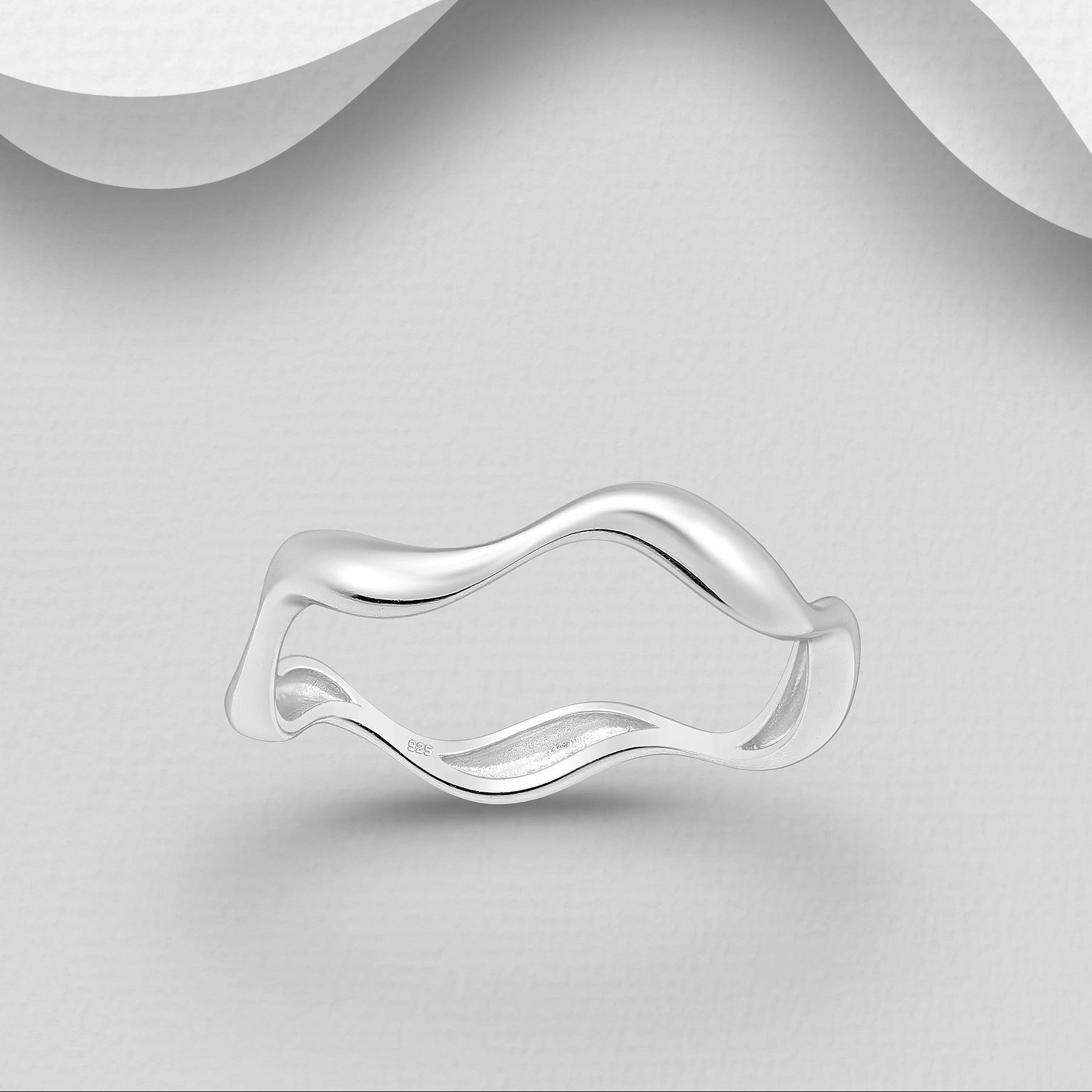 Minimalistinen hopeasormus, jossa pehmeä aaltoileva pinta.