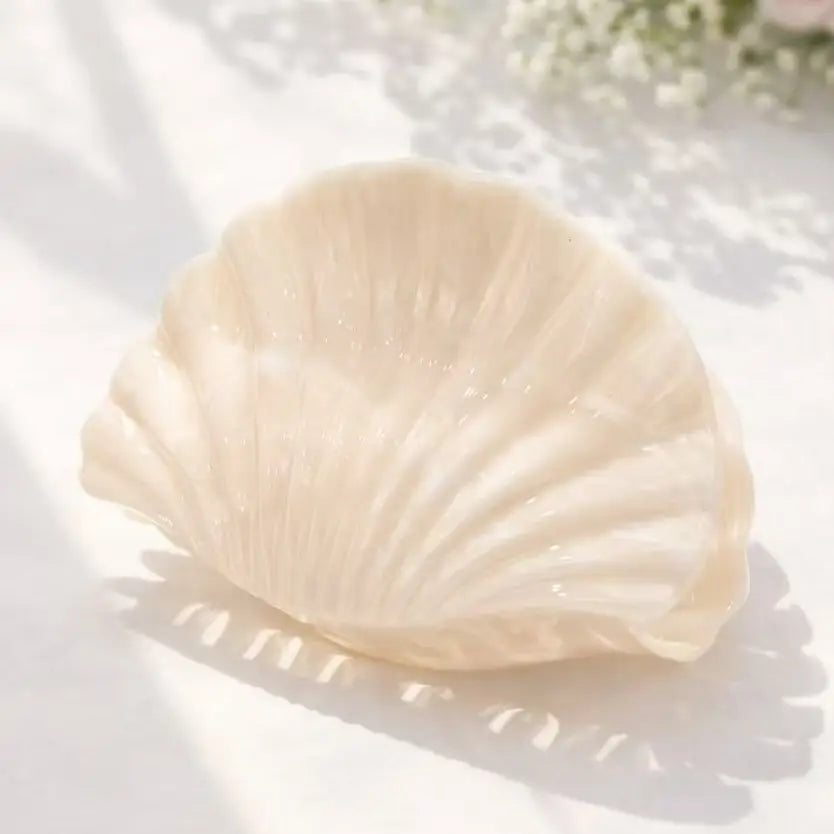 Elegantti vaalea simpukkahiussolki hieman paksummille hiuksille