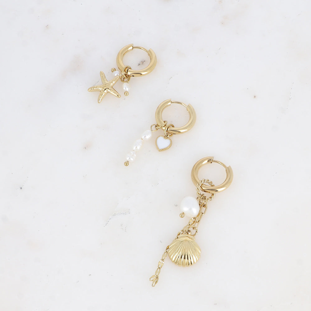 Bohm Paris Shaan kultaiset rengaskorvakorut meriaiheisilla riipuksilla.