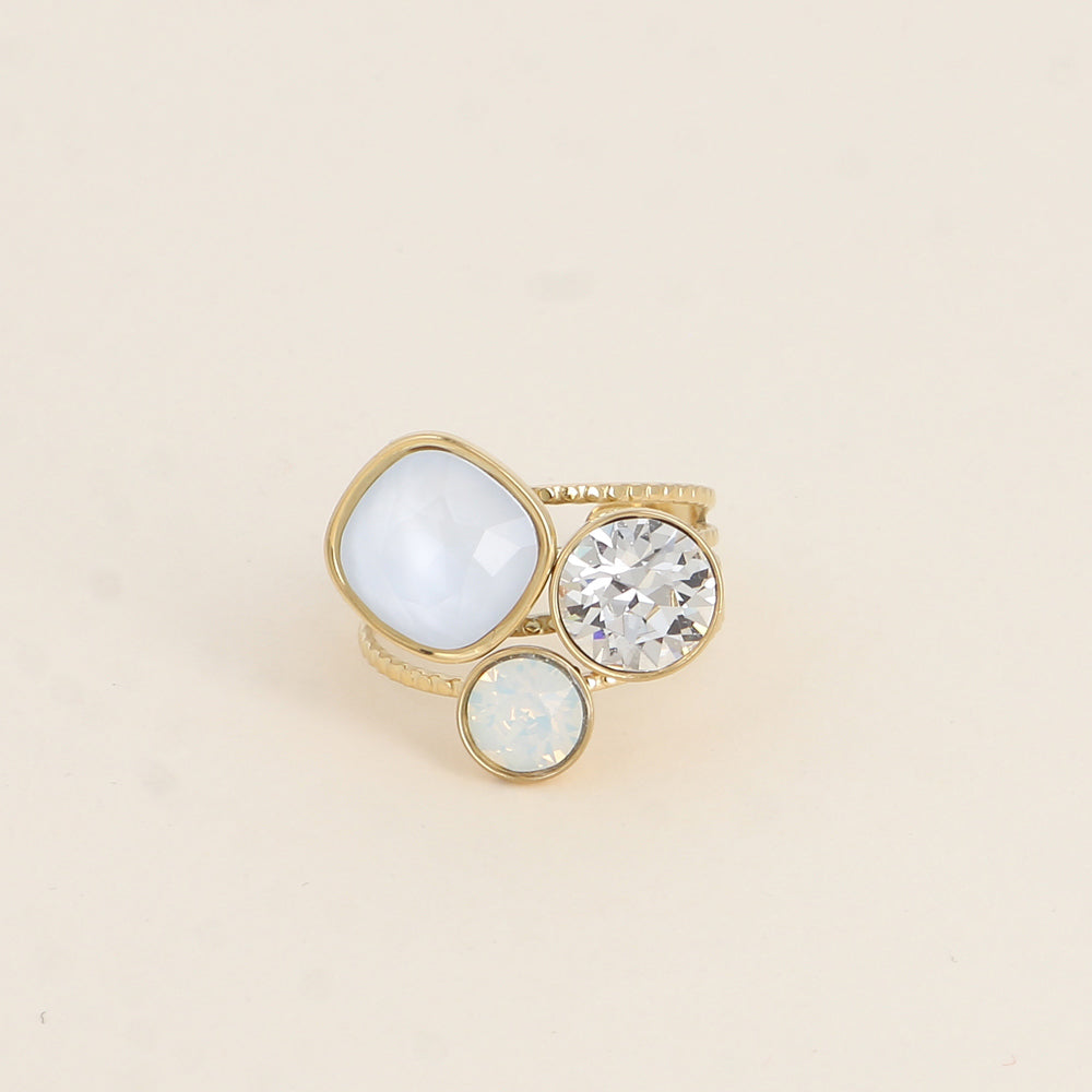 Bohm Paris säädettävä kristallisormus vaaleilla kristalleilla.