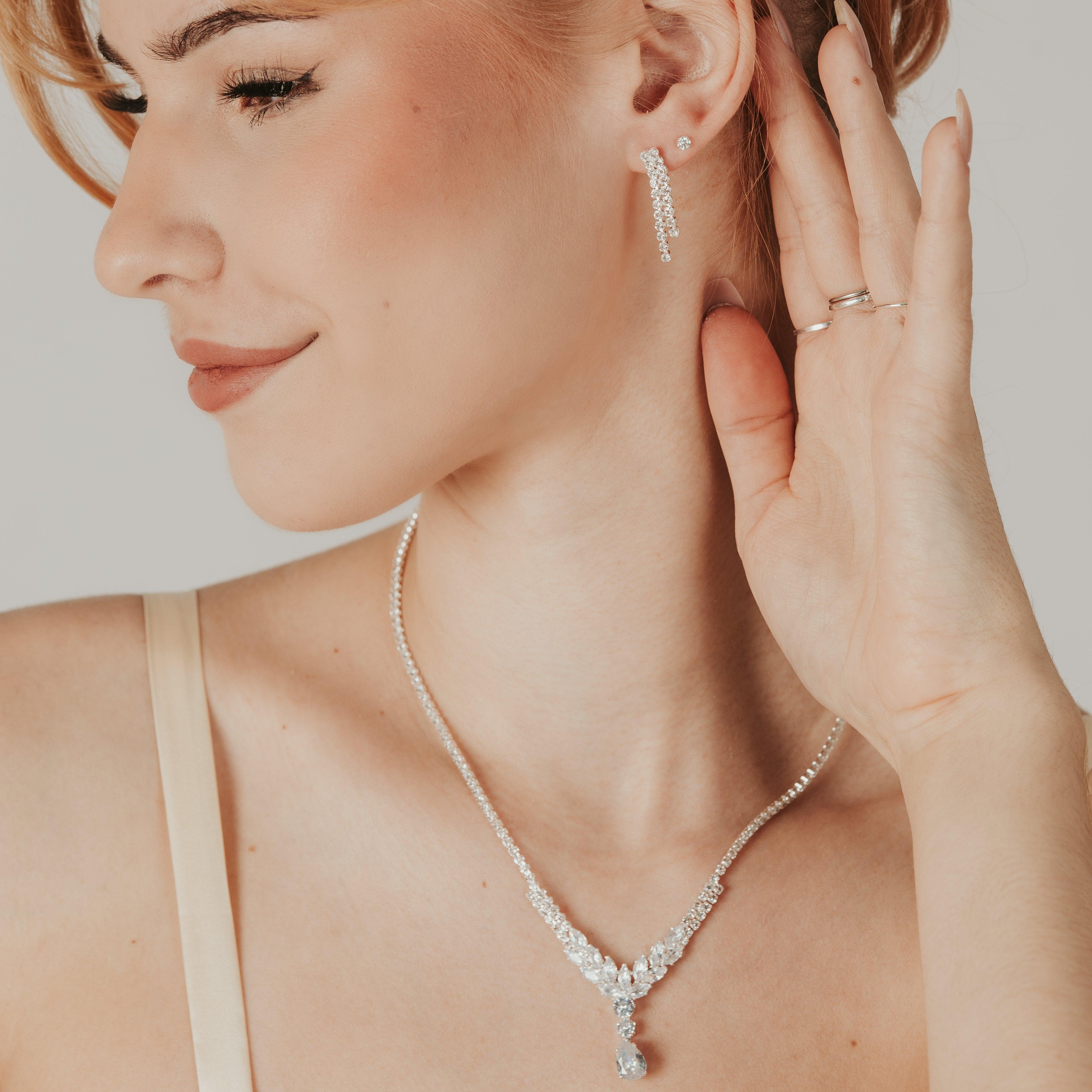 ROMANCE | Gabrielle -hopeanvärinen strassikaulakoru cubic zirconion