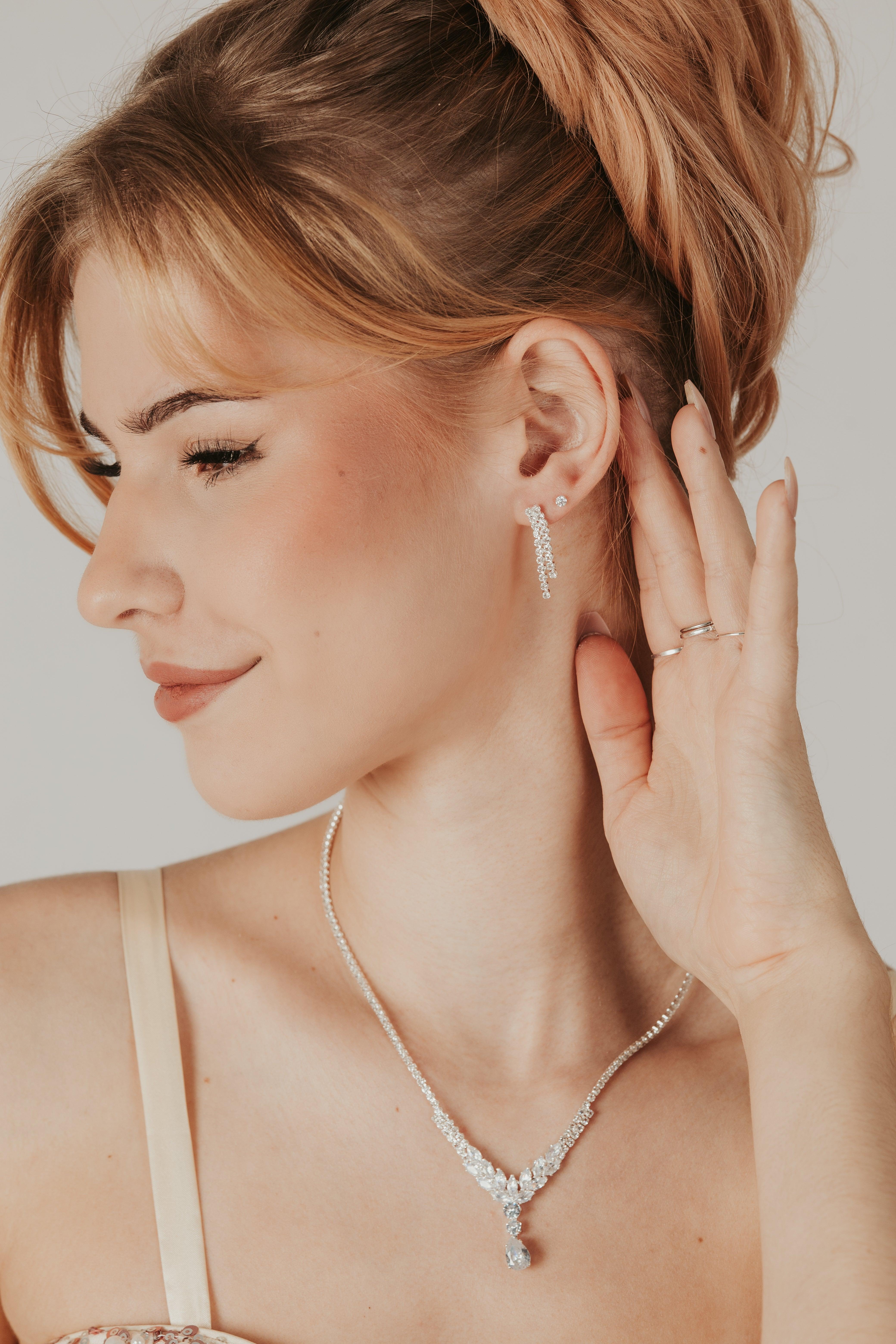 ROMANCE | Gabrielle -hopeanvärinen strassikaulakoru cubic zirconion
