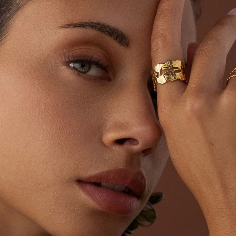 Bohm Paris Azélie ginkgo lehti sormus kulta mallin sormessa.