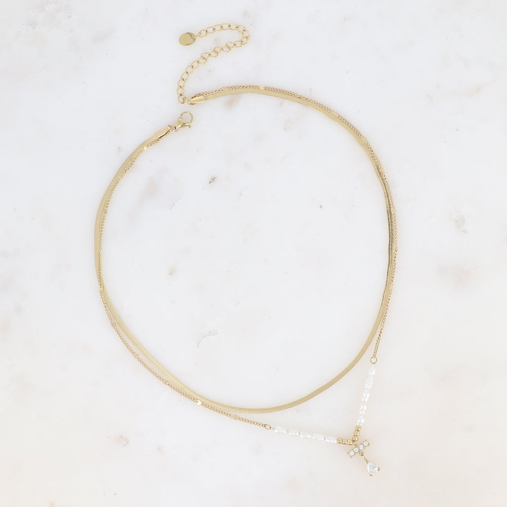 Tyylikäs monikerroksinen kaulakoru helmiyksityiskohdilla ja pisarariipuksella