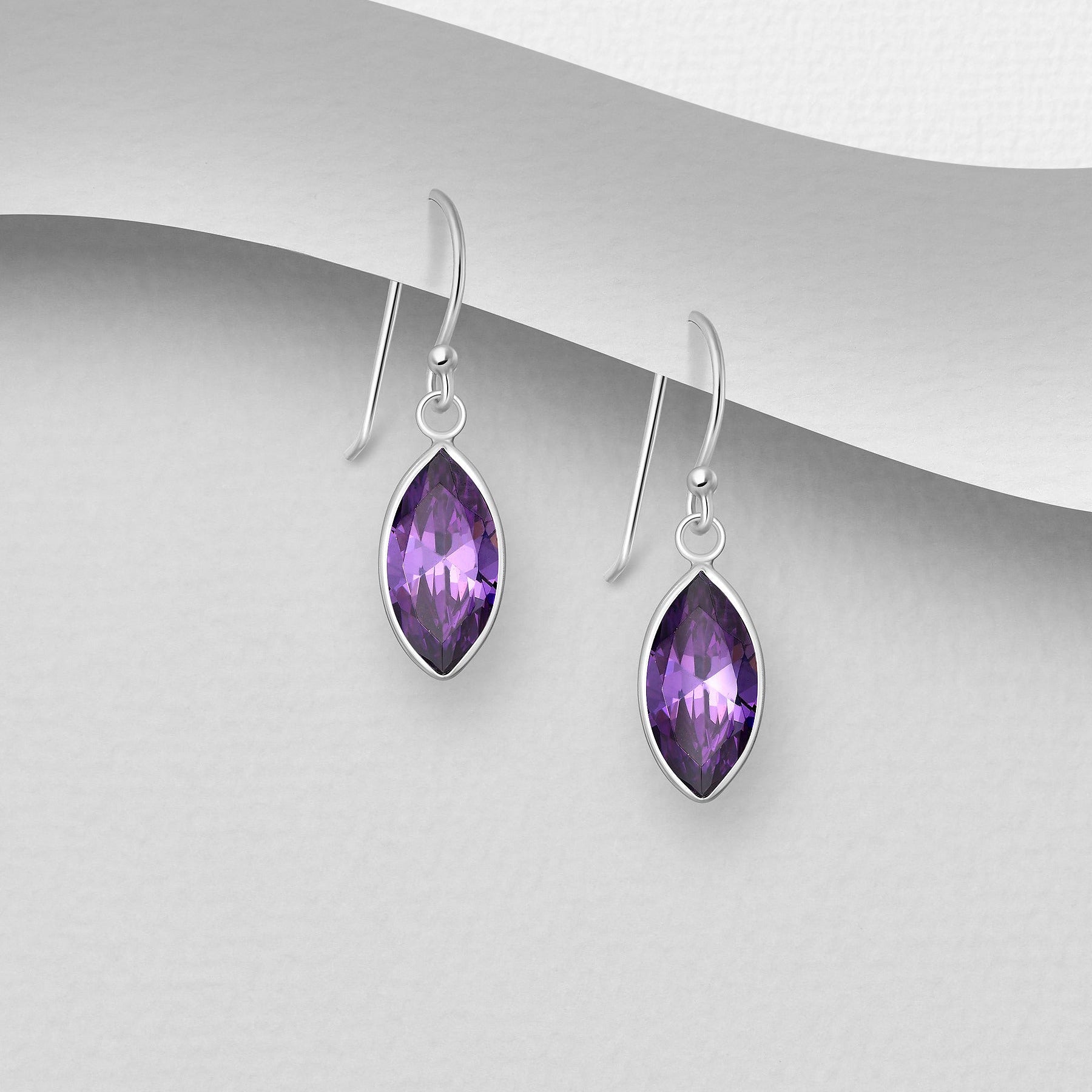 Sirot roikkuvat hopeakorvakorut tummanvioletilla kristallilla, kevyt ja elegantti malli.