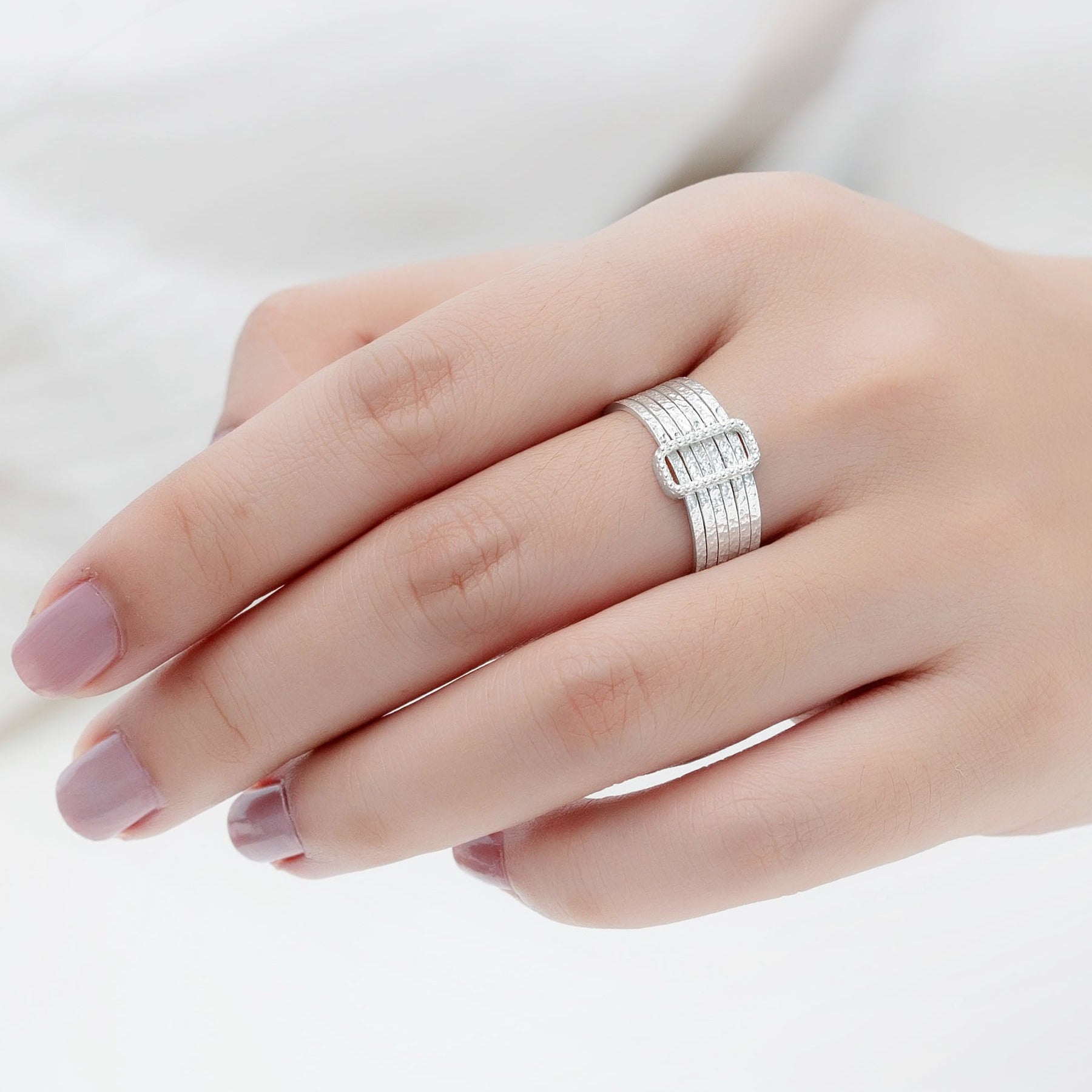 PREMIUM COLLECTION Odelle -kerrostettu hopeasormus vasaroidulla pinnalla.