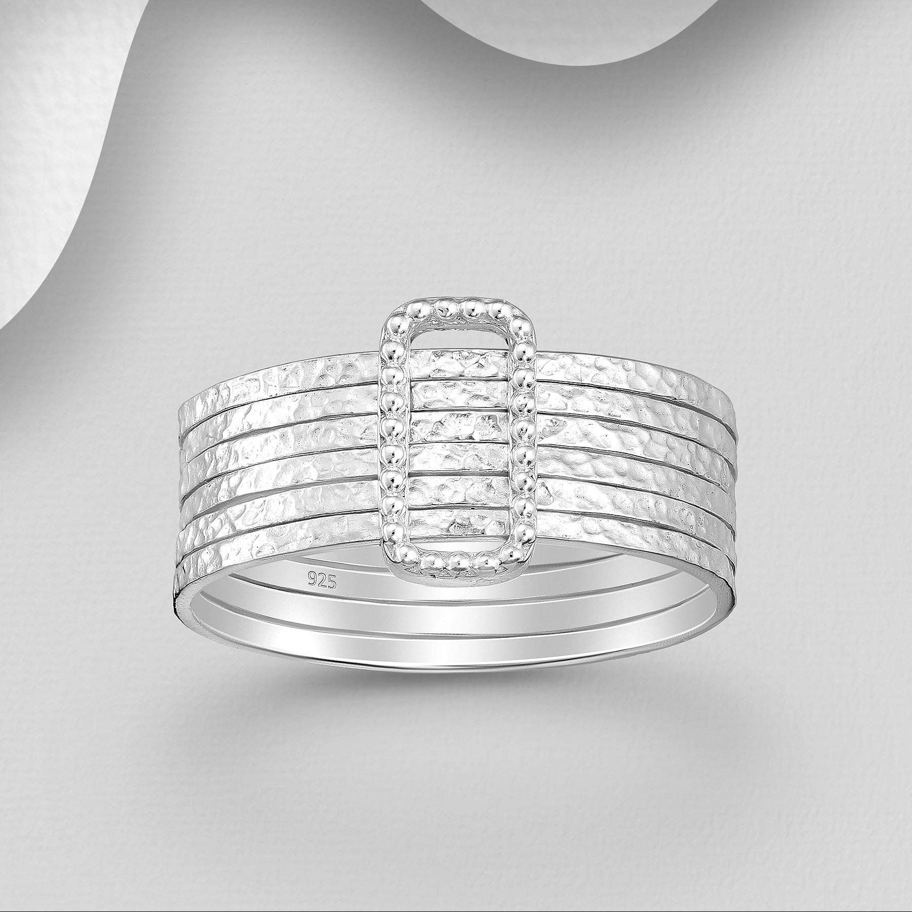 Moderni, moniulotteinen hopeasormus kerrosrakenteella.