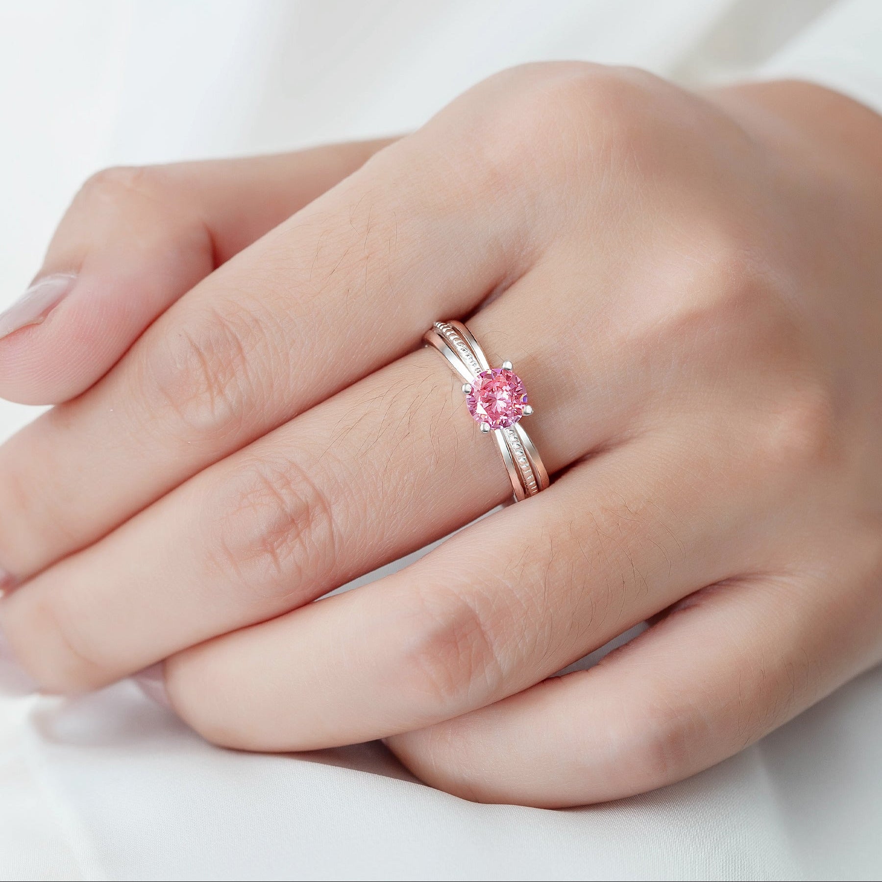 Kimaltava vaaleanpunakivinen solitaire-tyylinen hopeasormus