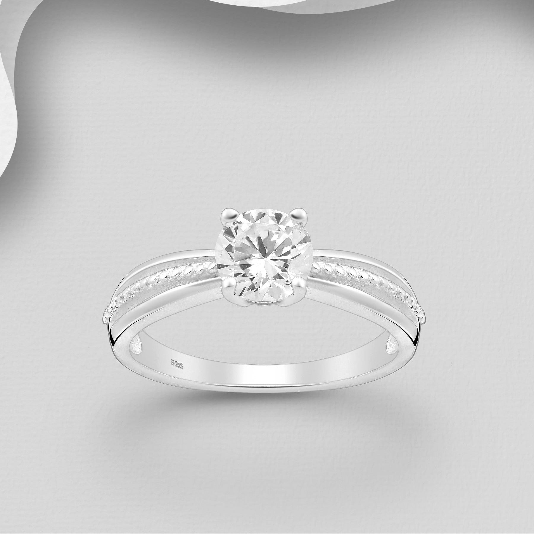 Evangeline kirkaskivinen hopeasormus, klassinen ja elegantti muotoilu.