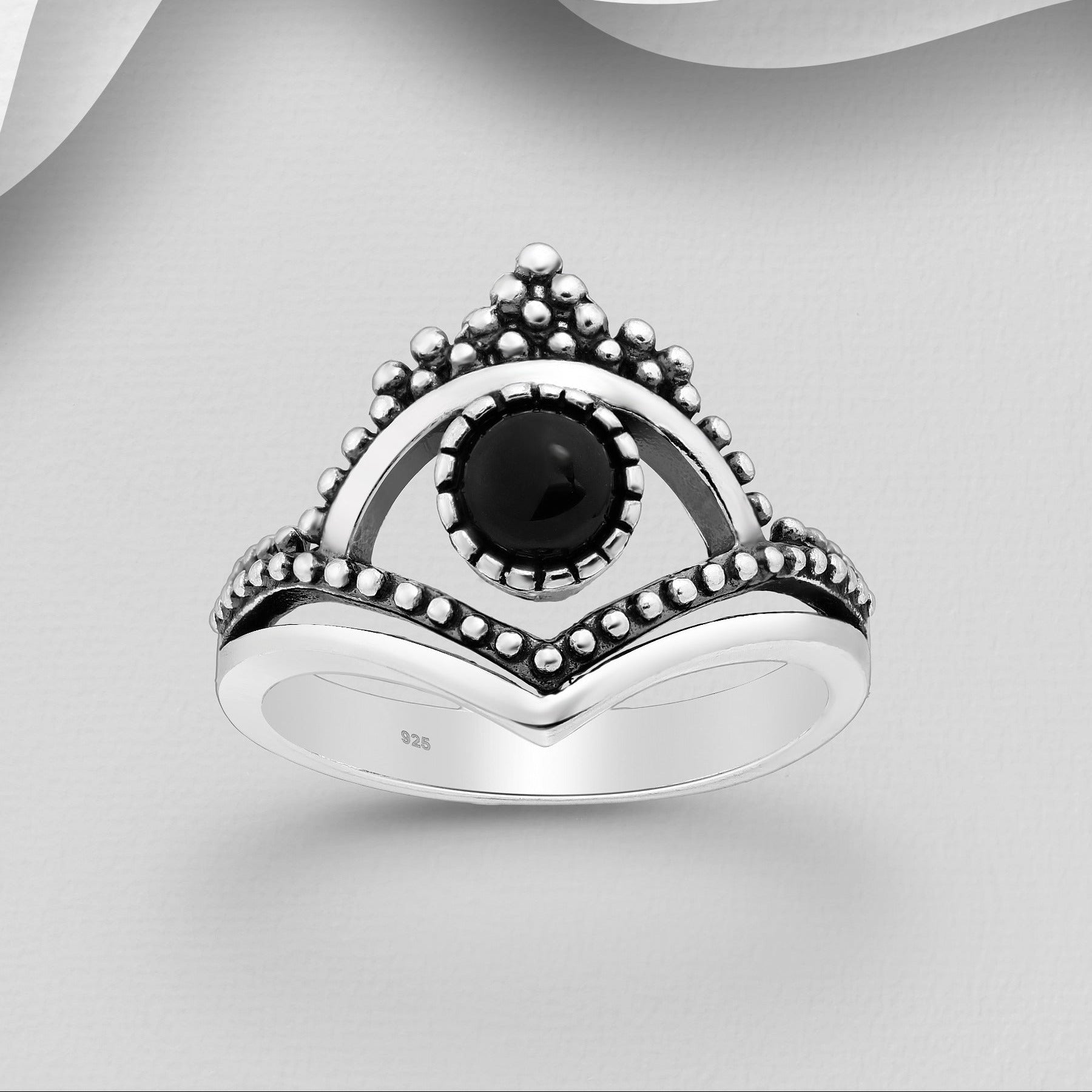 Tukevarunkoinen oksidoitu hopeasormus, jossa musta onyksi.