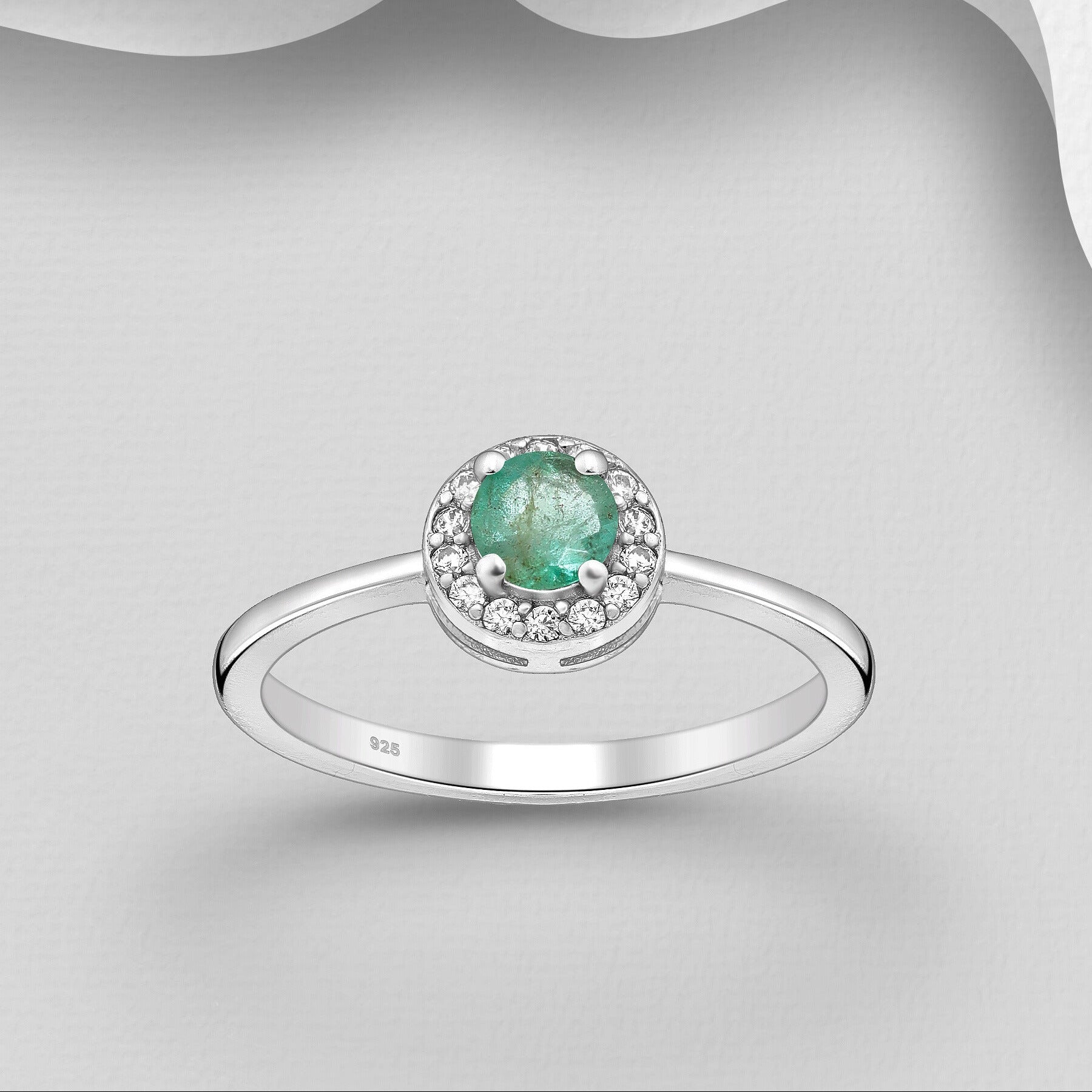 Herkkä 925 hopeinen smaragdisormus, säihkyvä halo-kehä.