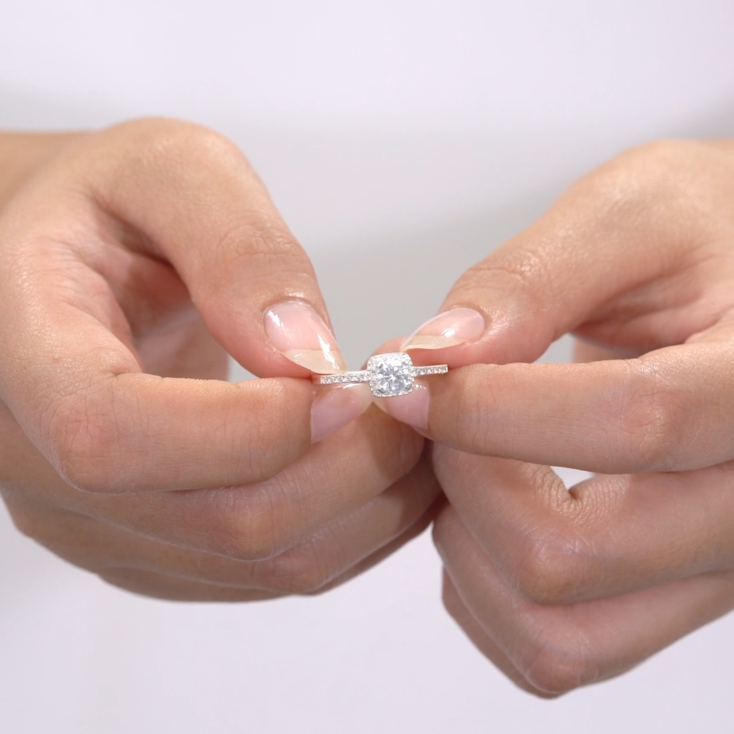 PREMIUM COLLECTION Annelise -sormus, klassinen halo-muotoilu.