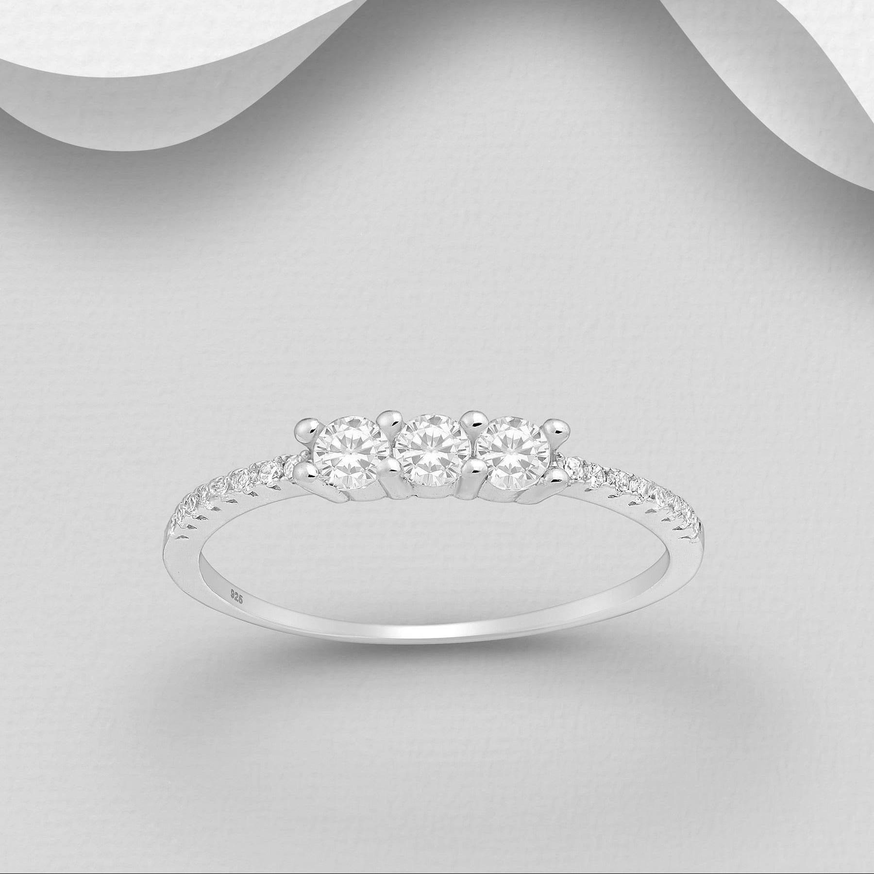 Elegantti 925 hopeinen kolmikivinen sormus, kevyt ja säihkyvä.