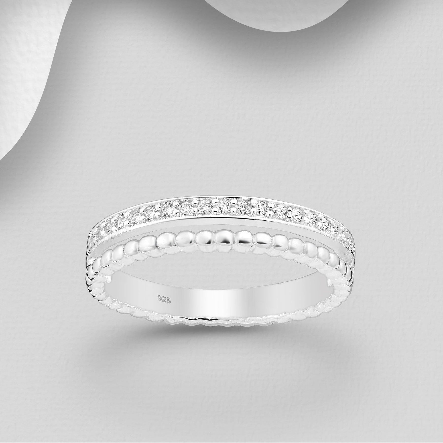 Hopeinen Estelle-rivisormus, jossa kirkkaat CZ-kivet.