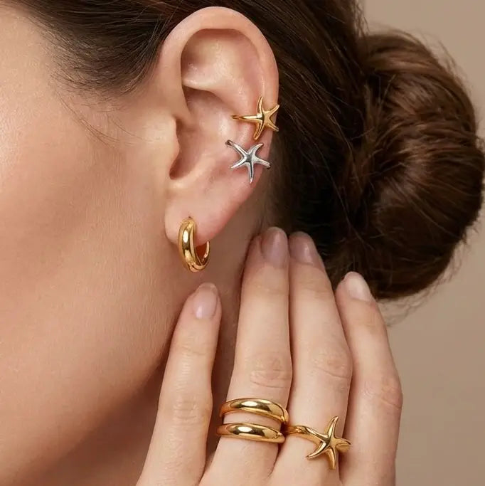 ÉLINE L’ATELIER Maristelle hopeanvärinen ear cuff mallin korvassa