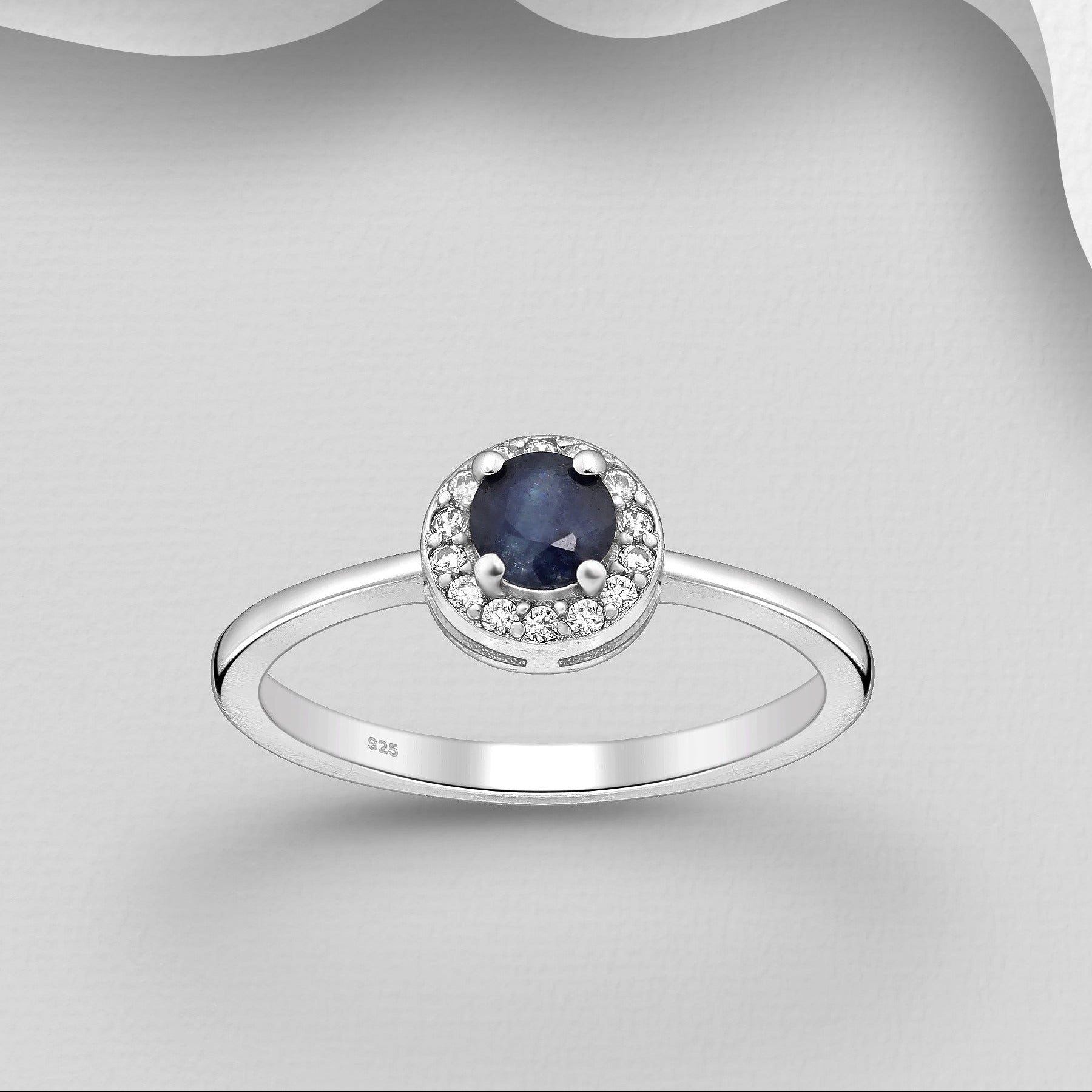 Elegantti 925 hopeinen safiirisormus rhodinoidulla pinnalla.
