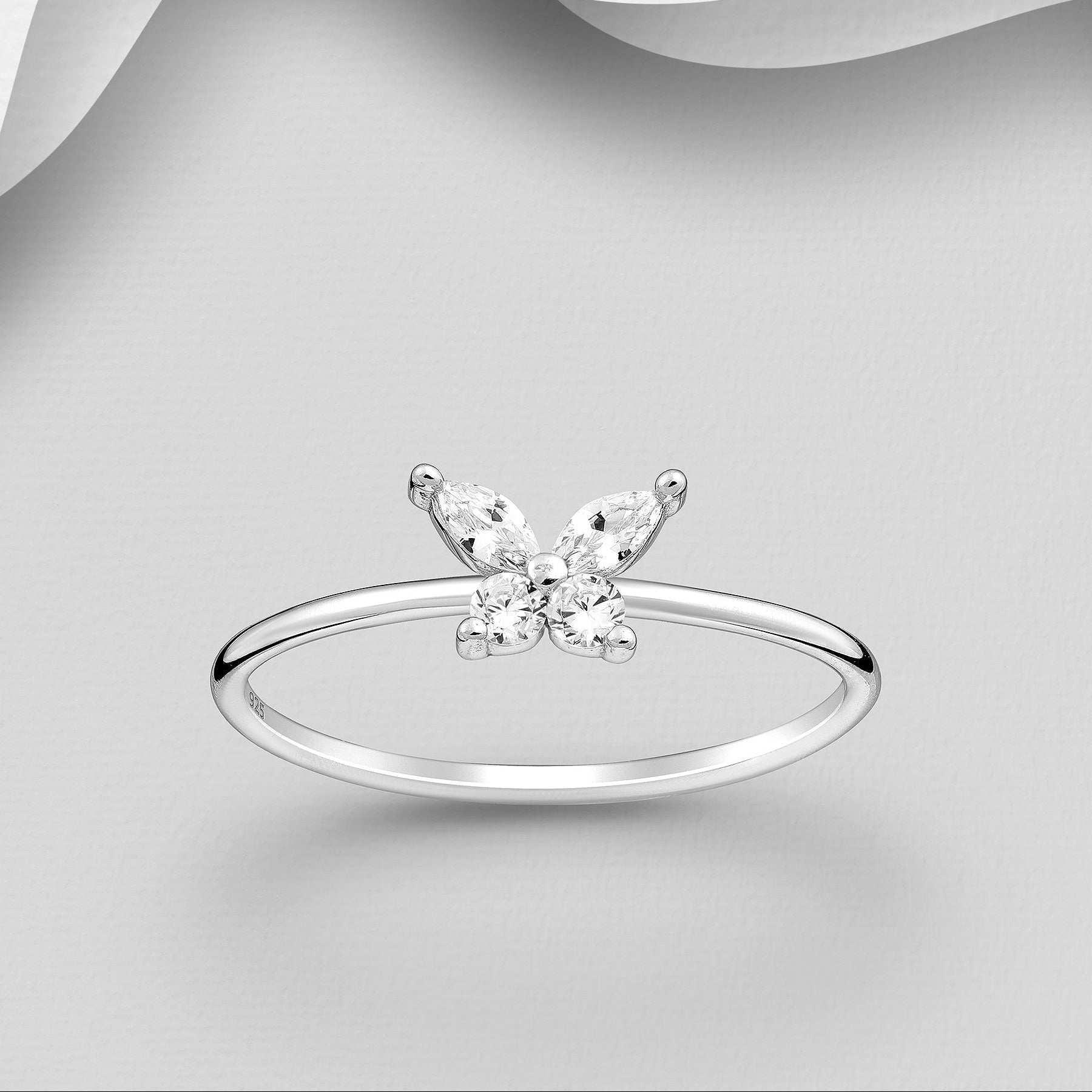 Minimalistinen perhossormus 925 hopeaa, kevyt ja herkän kimaltava.