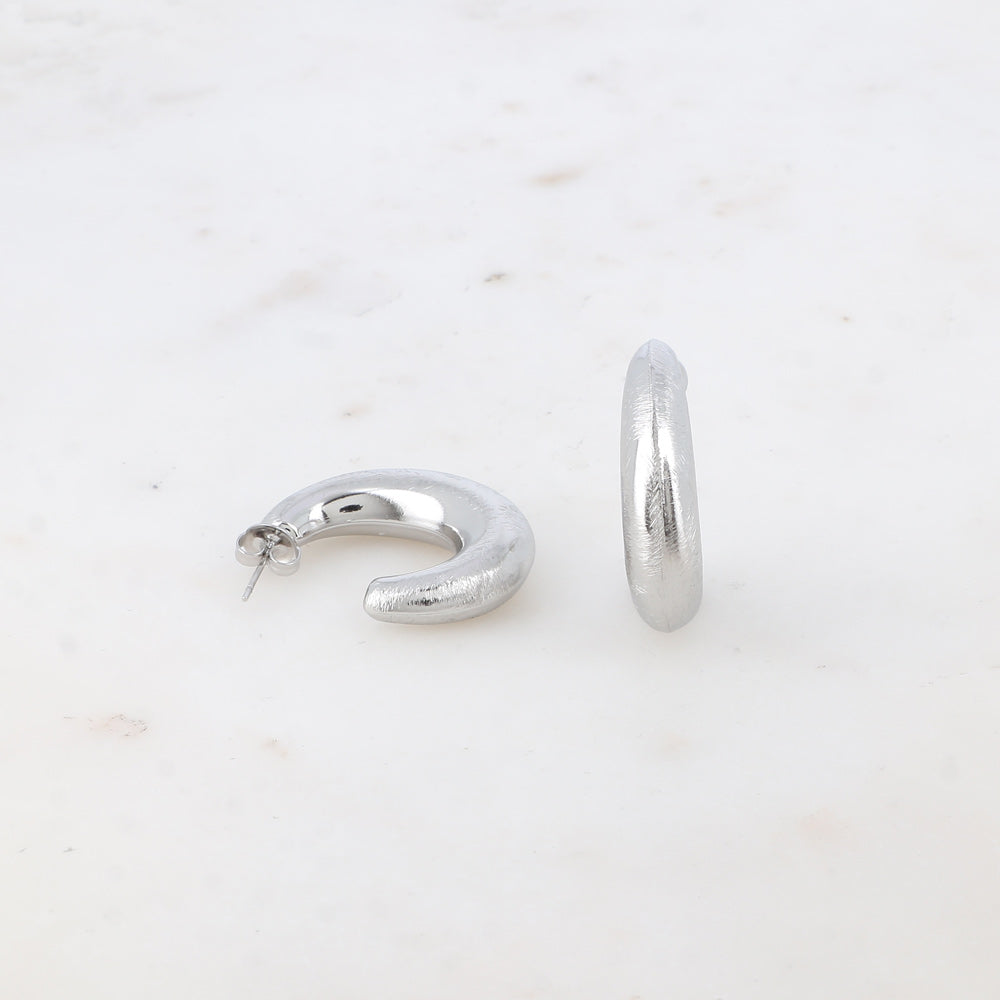 BOHM PARIS Thanya korvakorut hopeisena lähikuvassa