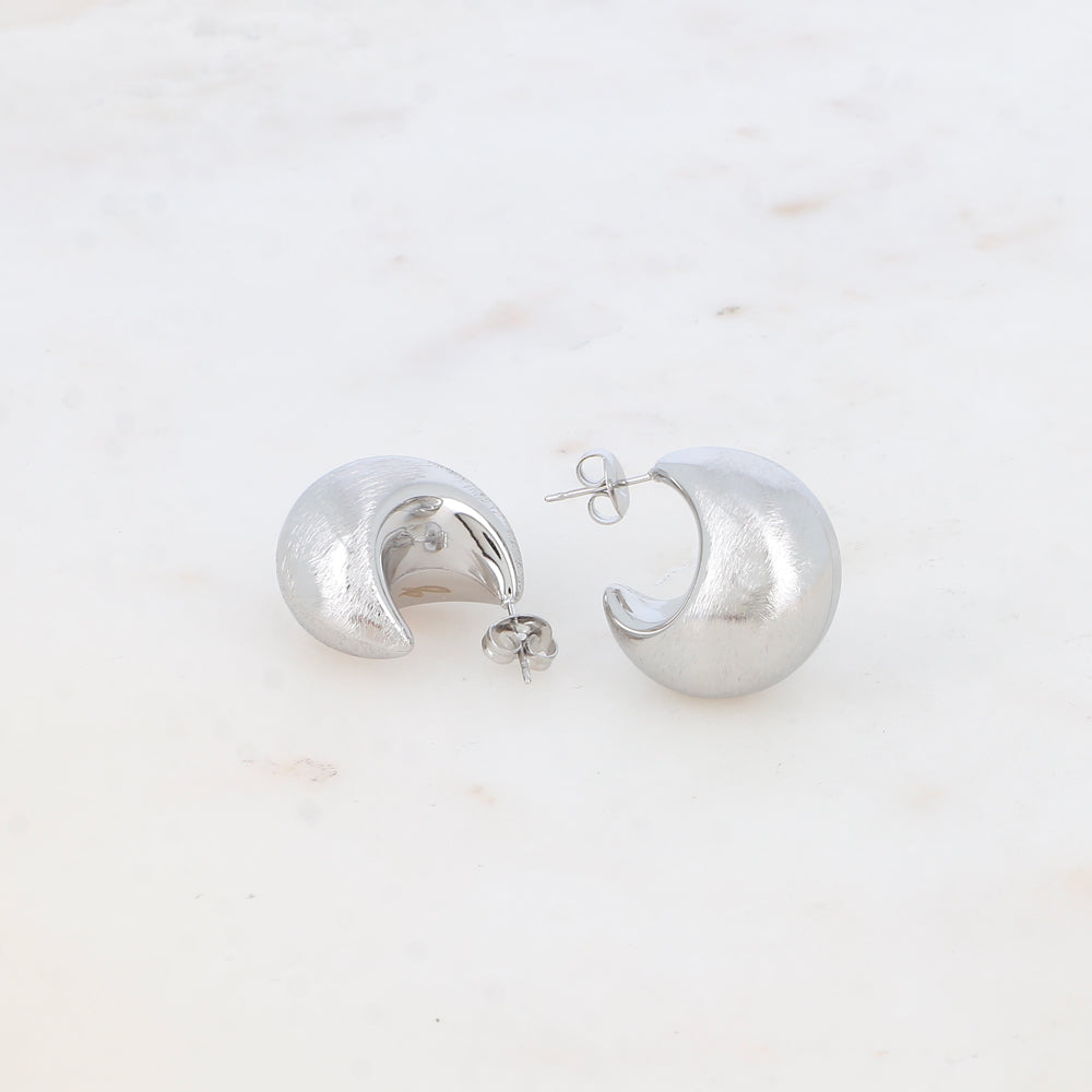 Näyttävät hopeanväriset pyöreät rengaskorvakorut harjatulla pinnalla