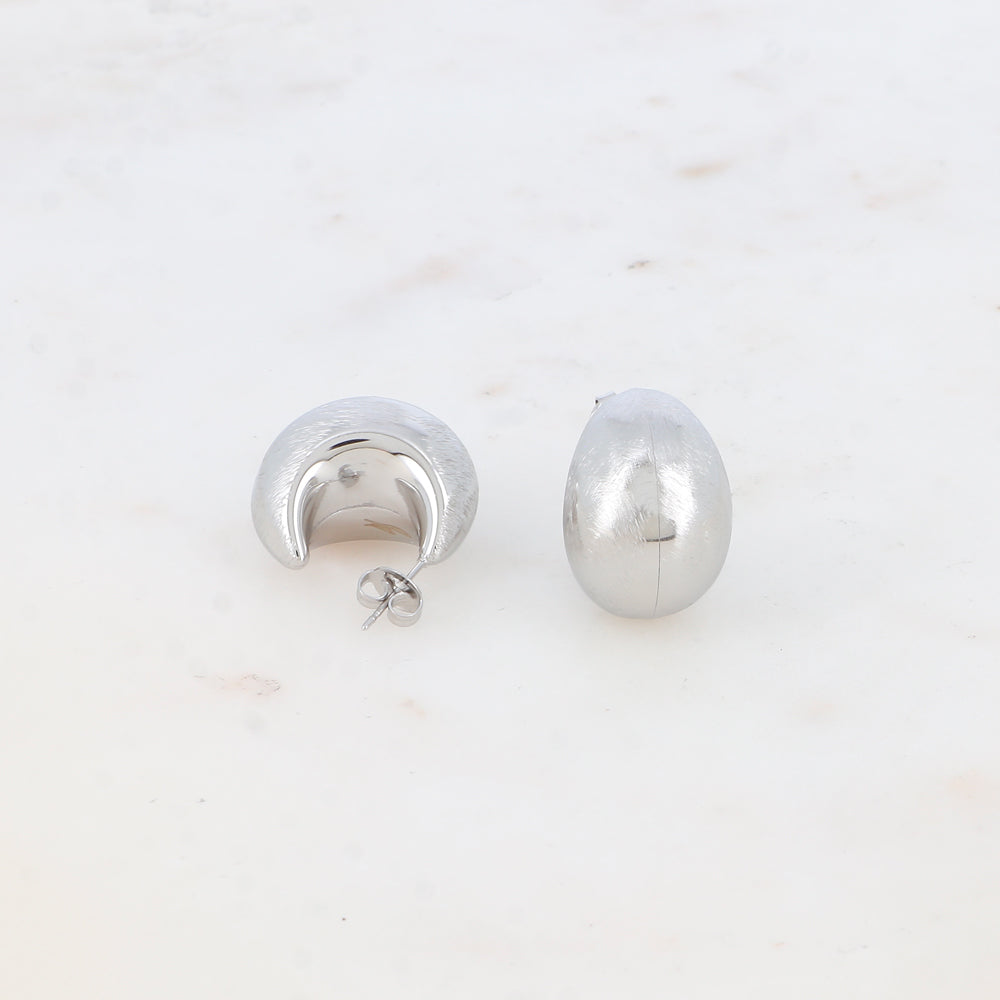 Modernit hopeiset rengaskorvakorut pehmeällä muodolla