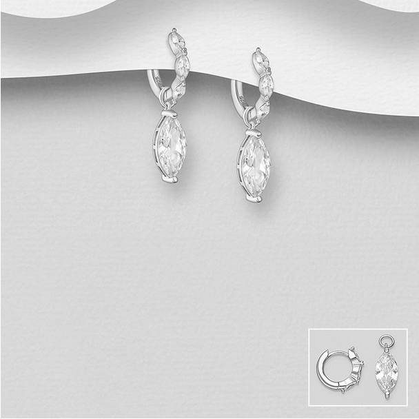 Eleganteissa hopearenkaissa irrotettava kirkas pisarakristalli.