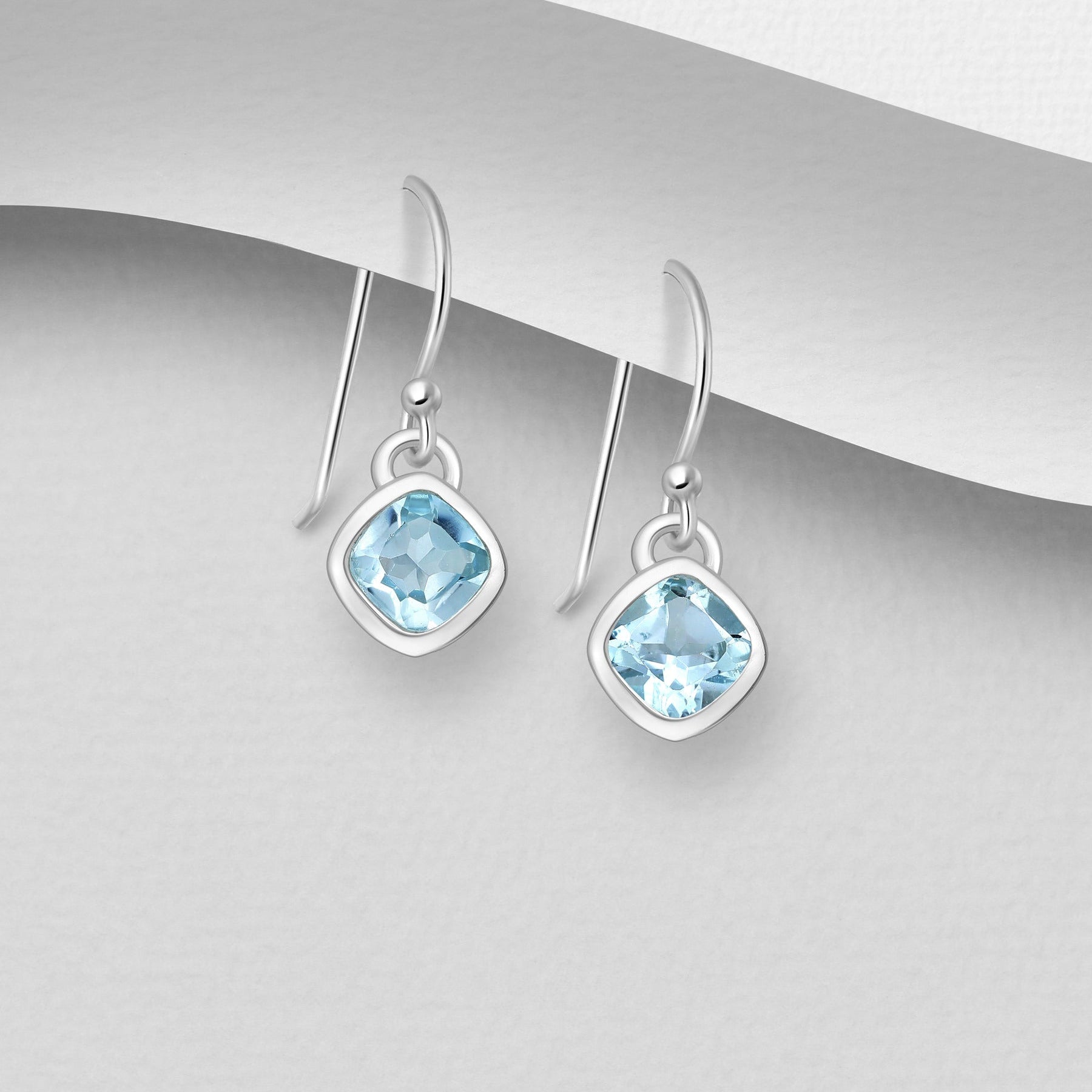 Lovisa-korvakorut aidolla Sky Blue Topaz -luonnonkivellä ja hopeakehyksellä.