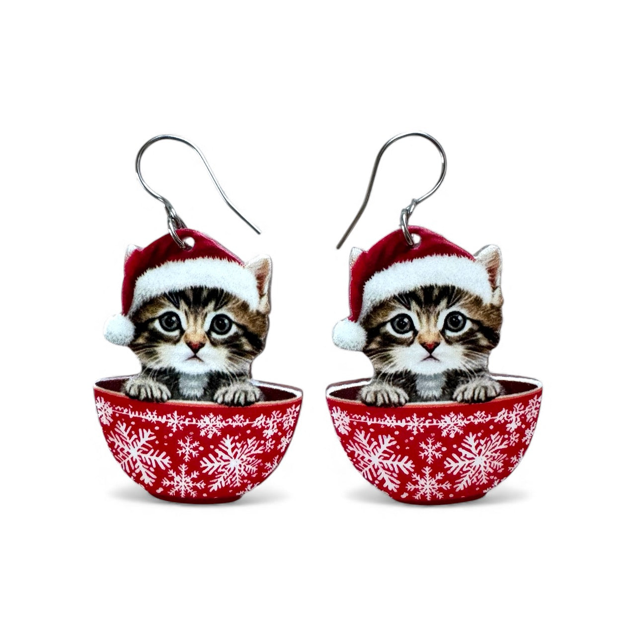 Santa Kitty joulukissakorvakorut – kissa tonttulakissa punaisessa lumihiutalekupissa, akryyli ja kirurginteräs.