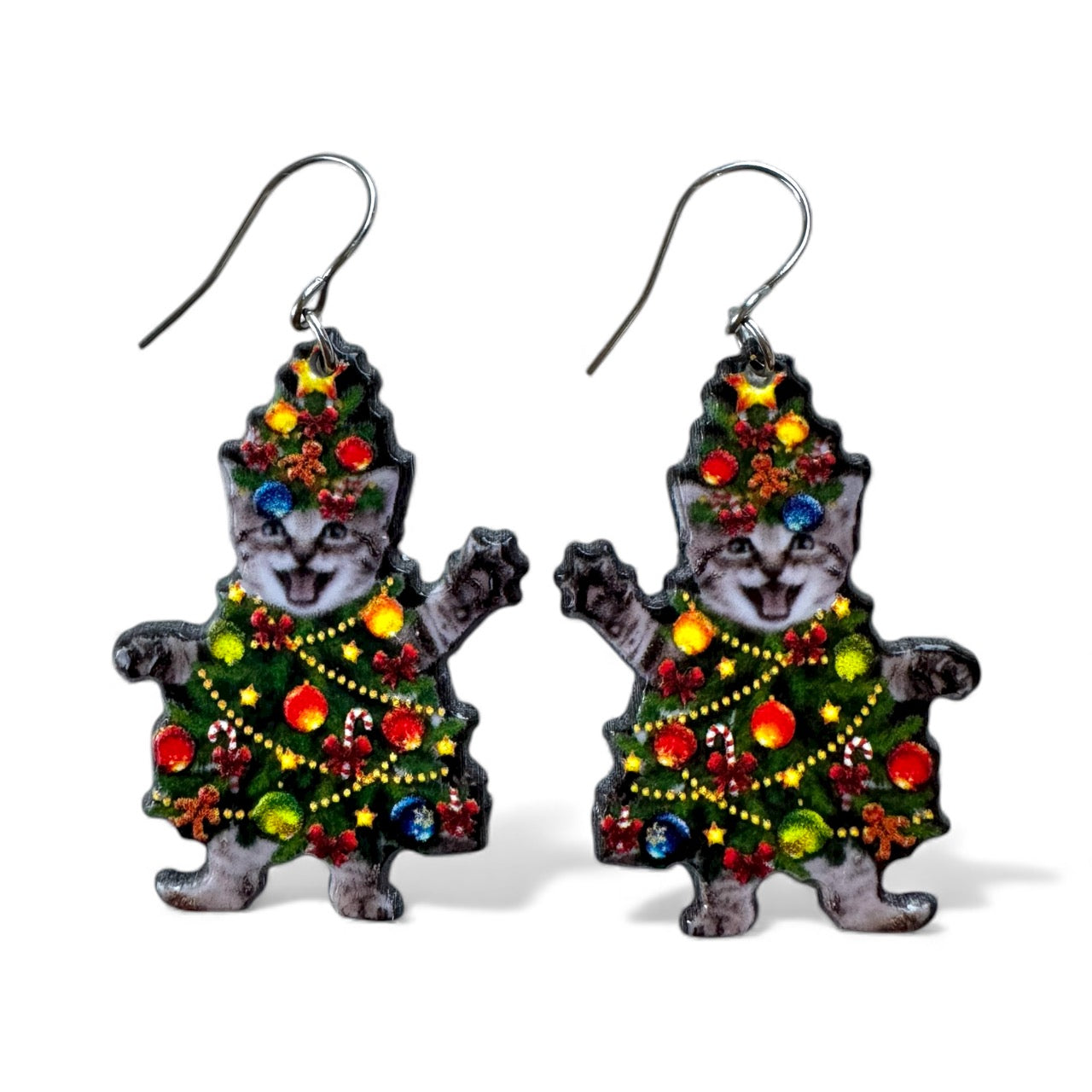 Christmas Kitty joulukissakorvakorut – kissa pukeutuneena joulukuuseksi, koristeina valot ja pallot, akryyli ja kirurginteräs.