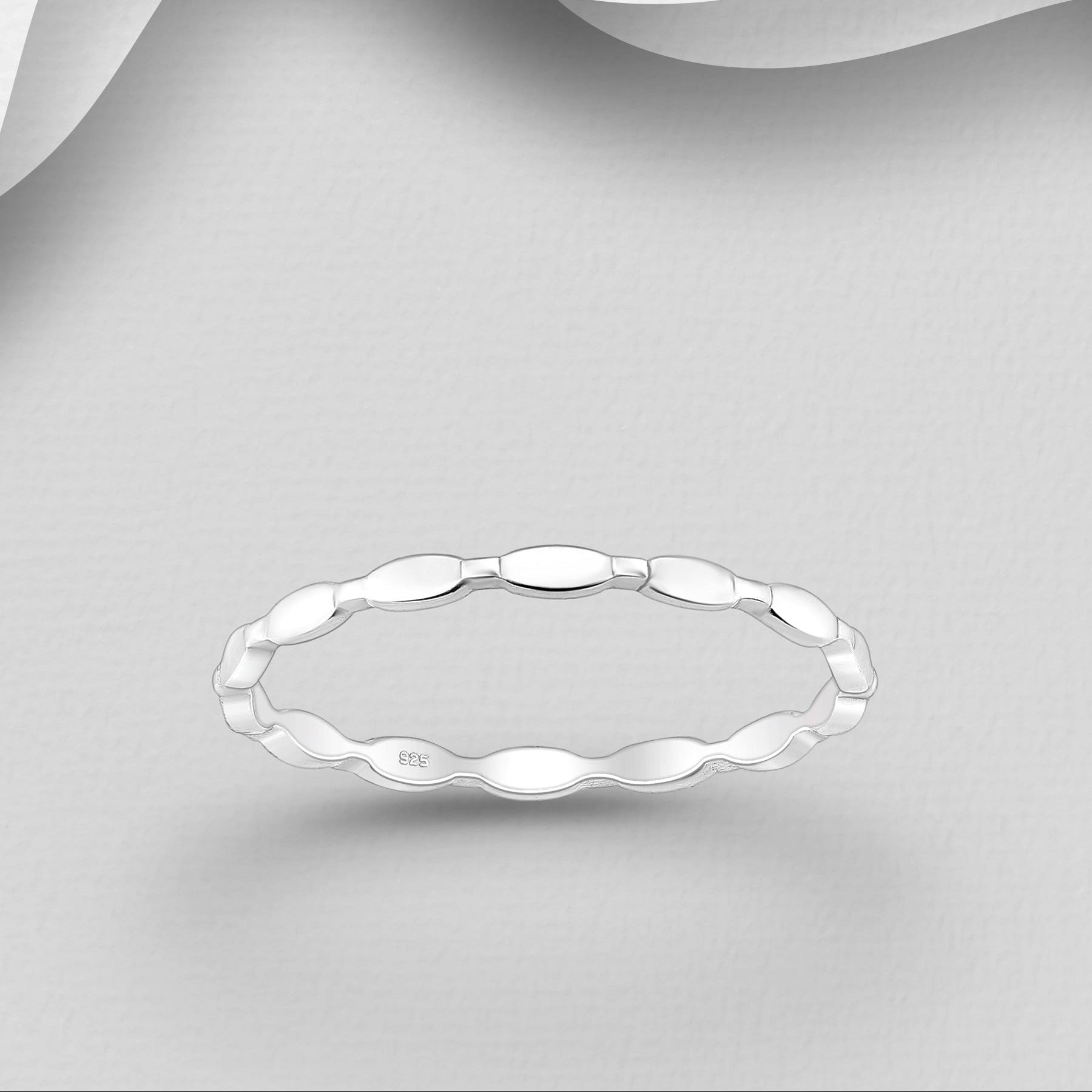 Minimalistinen 925 hopeasormus pyöristetyllä rakenteella.