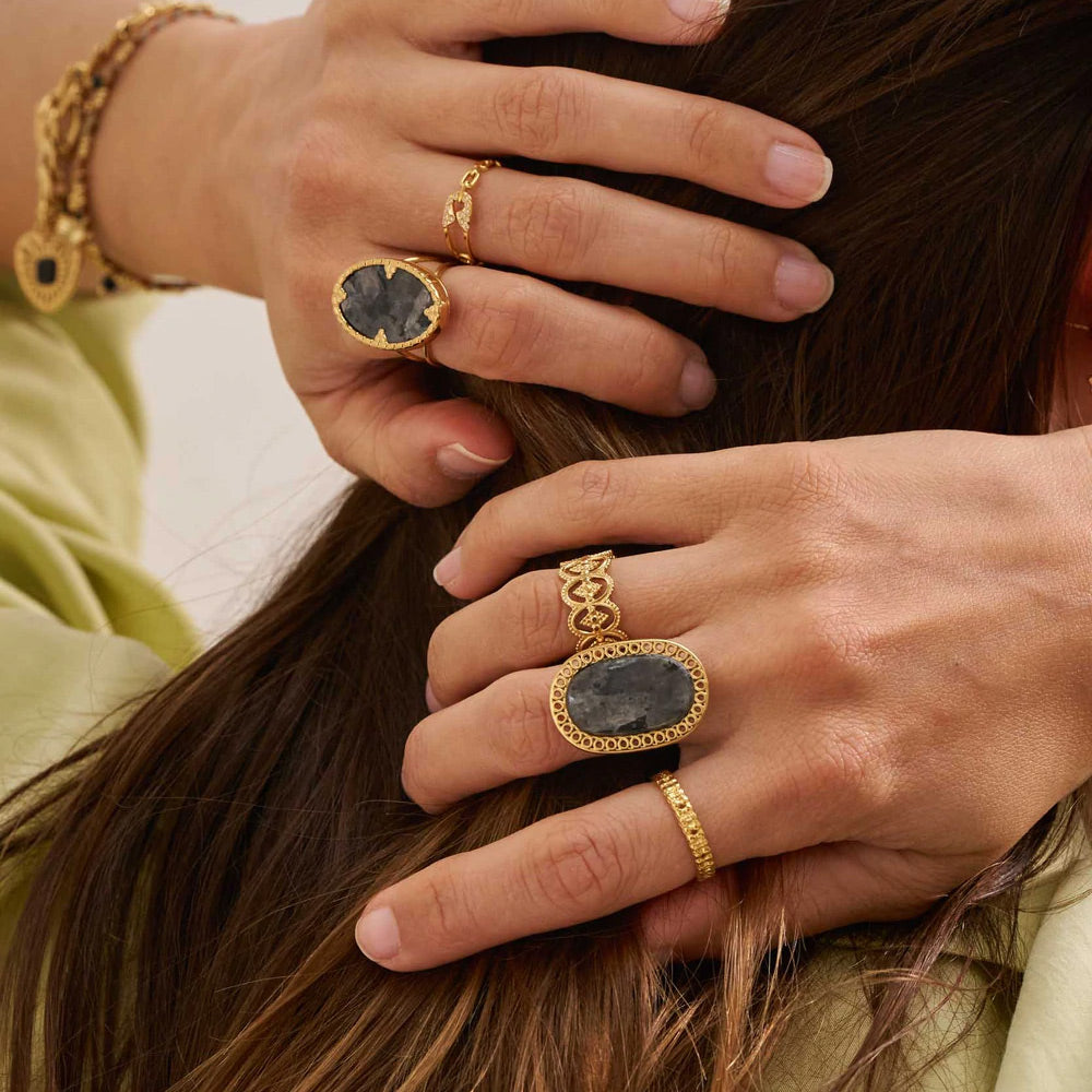 Bohm Paris Stockholm style siro sormus kerrostettava -mallin sormessa kuvattuna.