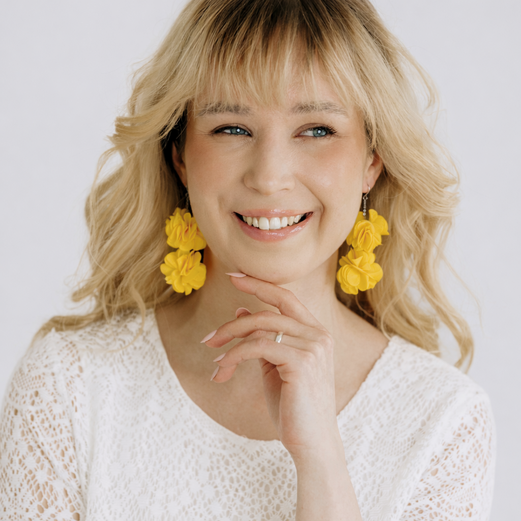 Roselle-korvakorut auringonkeltainen, kesäinen kukkakoru.