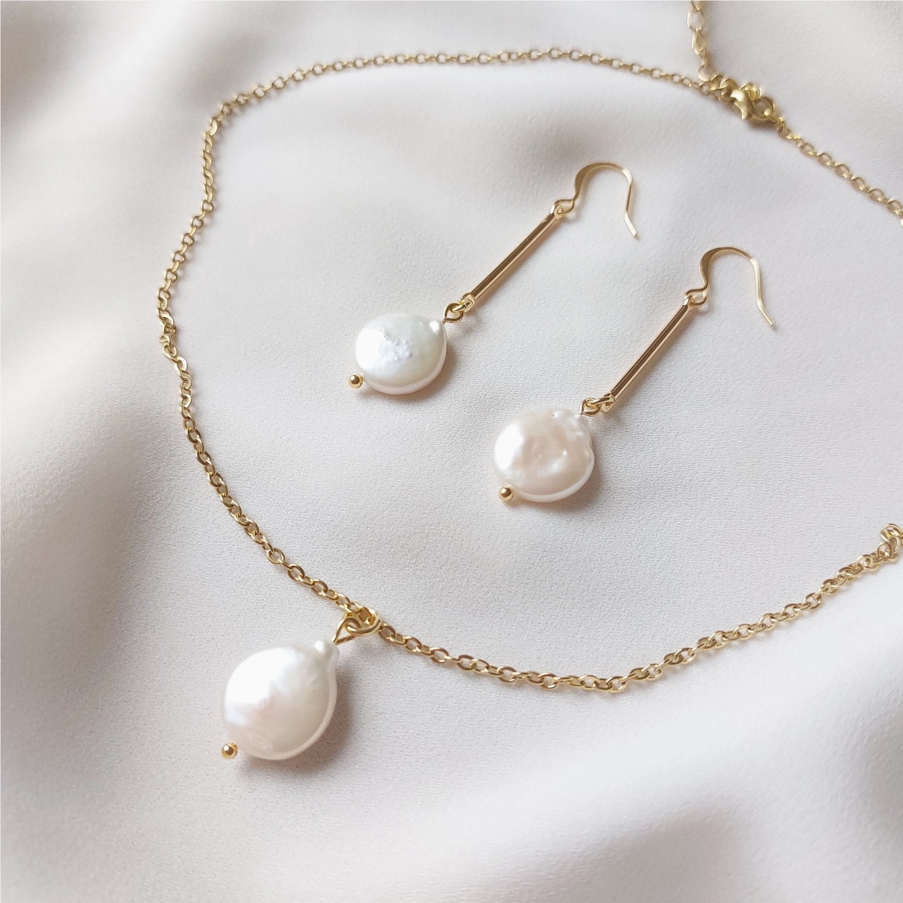 DUESTELLE ITALIA Bianca Necklace keshihelmikaulakoru sekä korvakorut.
