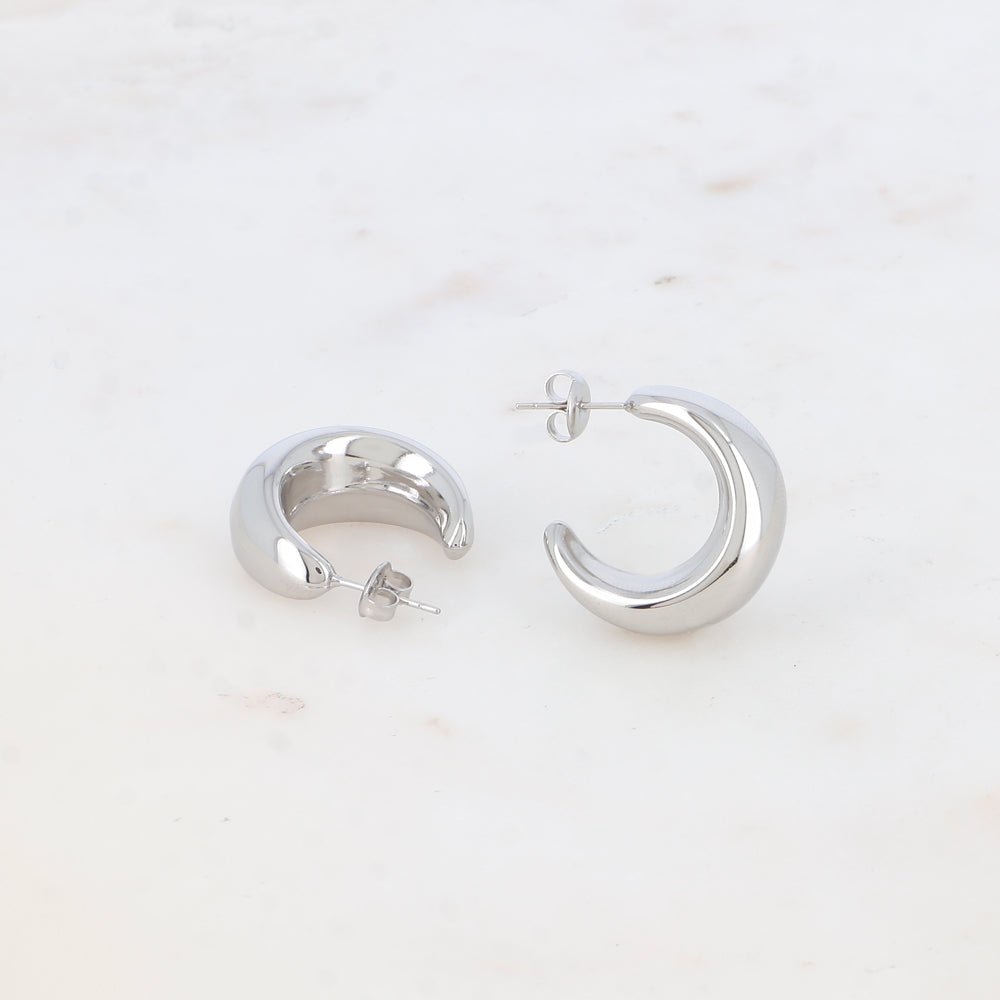 BOHM PARIS Nalaya korvakorut hopeisena kiiltävällä pinnalla.