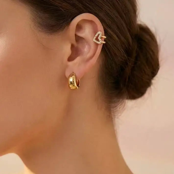 ÉLINE L’ATELIER Aurelia kultainen ear cuff korvan rustoalueelle