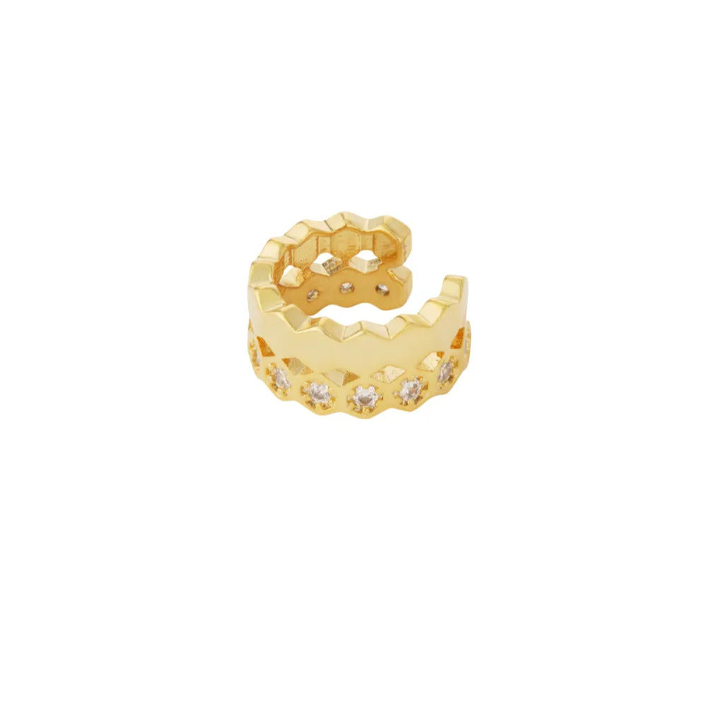 FRENCH RIVIERA Azelle kullanvärinen ear cuff -korvakoru, jossa geometrisesti kuvioidut reunat ja kirkkaat CZ-kristallit.