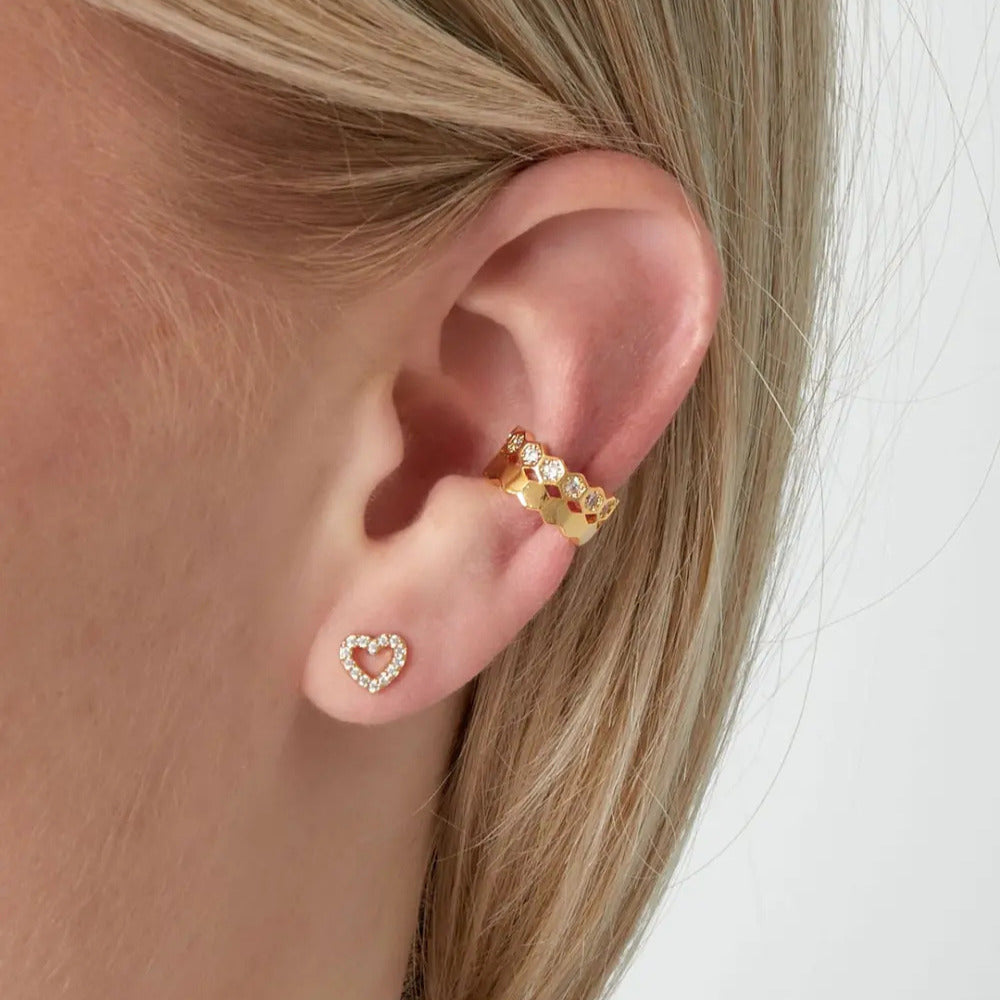 Kullanvärinen Azelle ear cuff, kerroksellinen muotoilu ja pienet kirkkaat Cubic Zirconia -kivet.