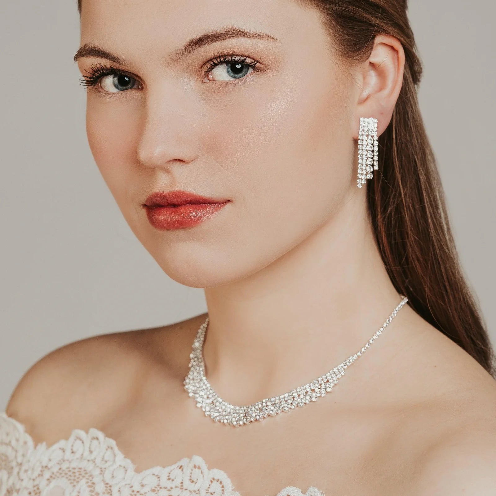 Marie juhlakorusetti – hopeanvärinen strassikaulakoru ja korvakorut kirkkailla kivillä.