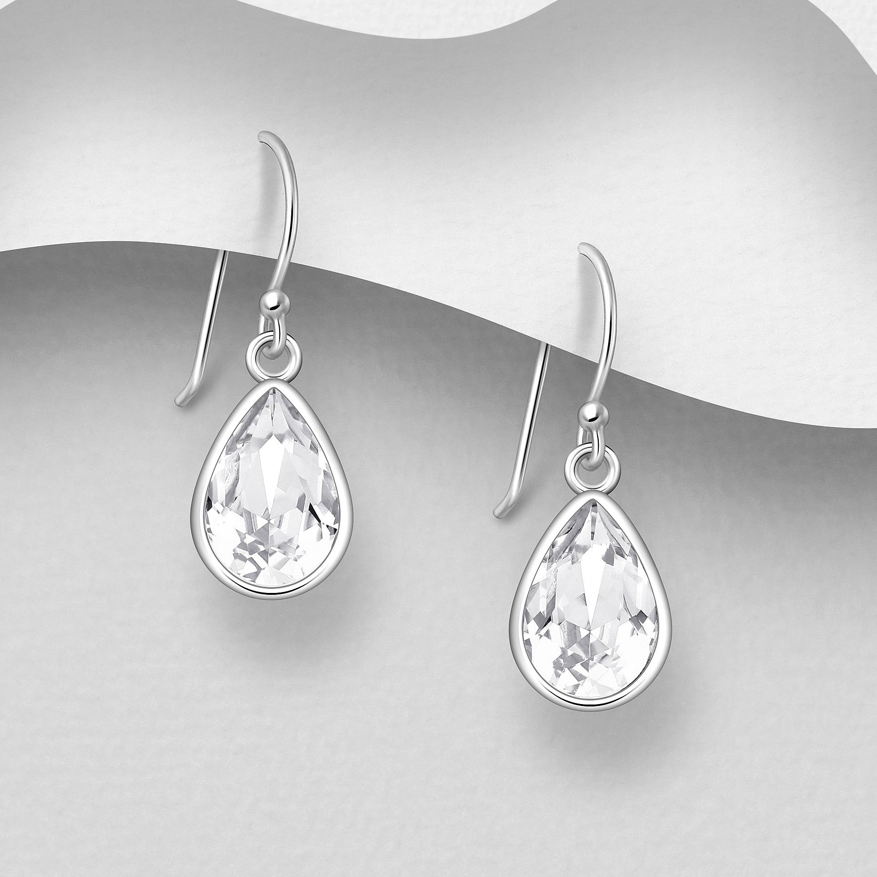 Kirkkaat pisaramuotoiset hopeakorvakorut rhodium-pinnoitteella.