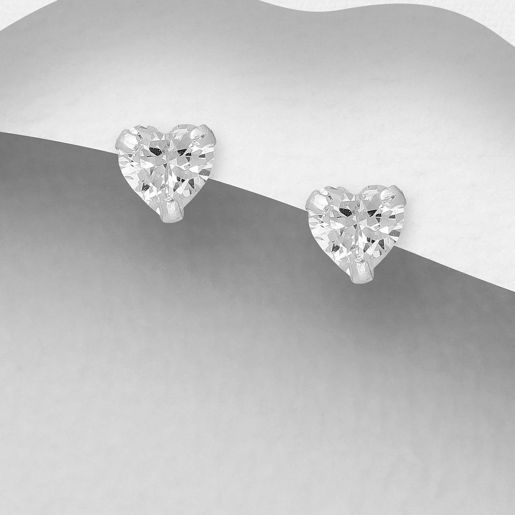 Premium Collection Amoria -sydännappikorvakorut kirkkaalla kivellä.