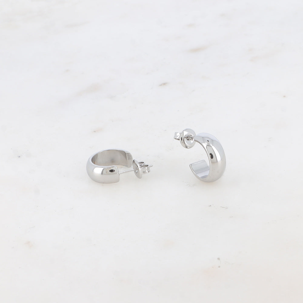 BOHM PARIS Lina korvakorut hopeisena lähikuvassa