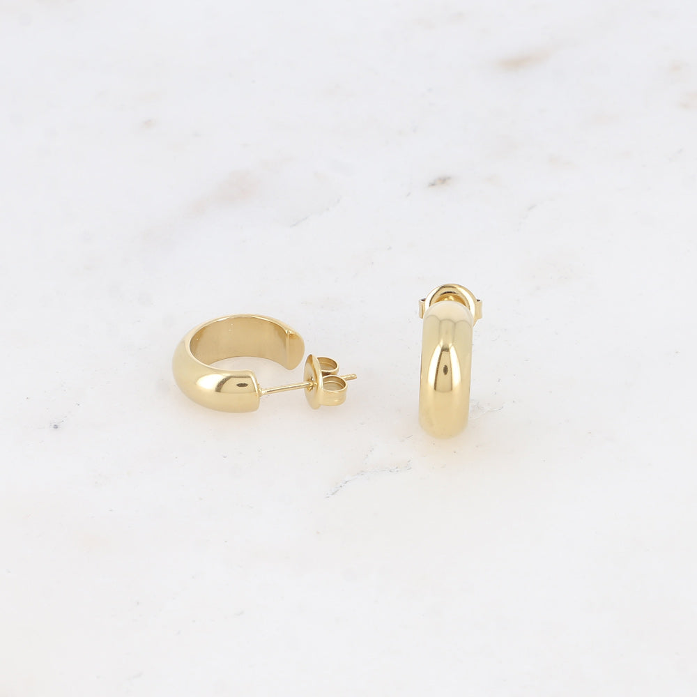 Minimalistiset kultaiset pienet rengaskorvakorut.