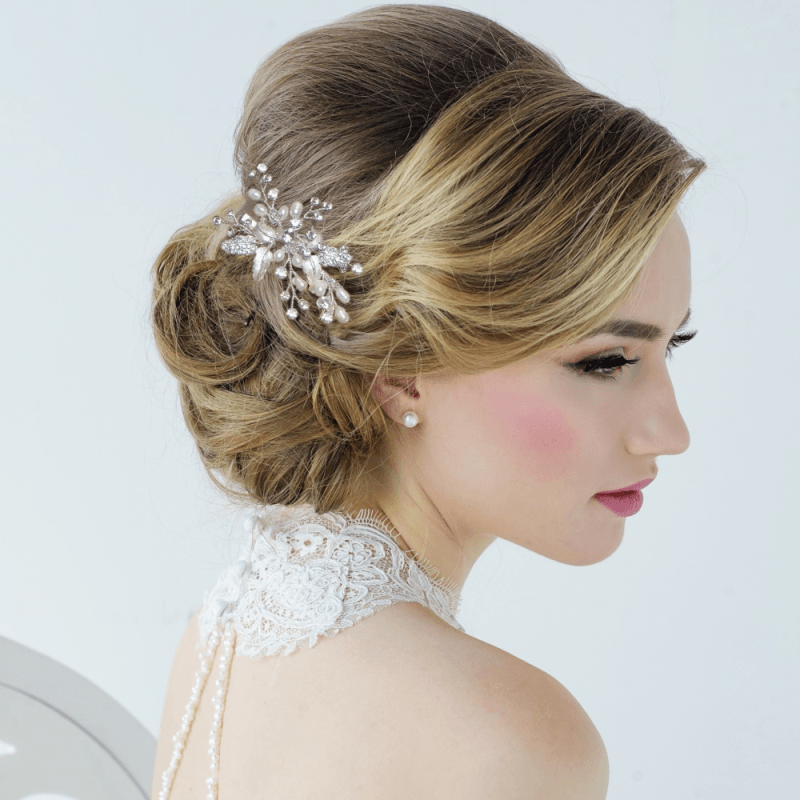 ATHENA BRIDAL | Sandrine -helmikoristeinen hiuskoru klipsillä (hopea)