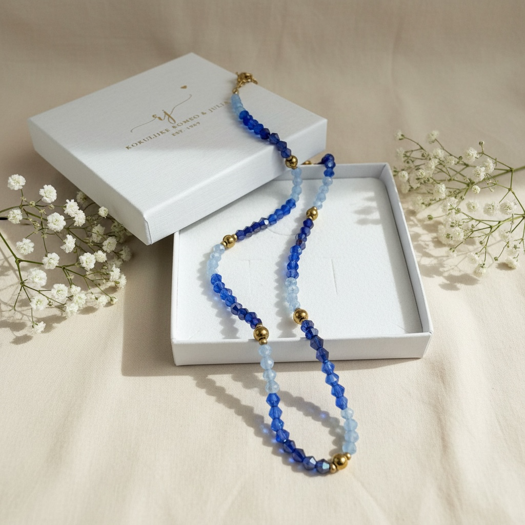 Sininen kristallikaulakoru 316L kirurginteräksestä, käsintehty Oulussa. Erisävyisiä sinisiä helmilä.