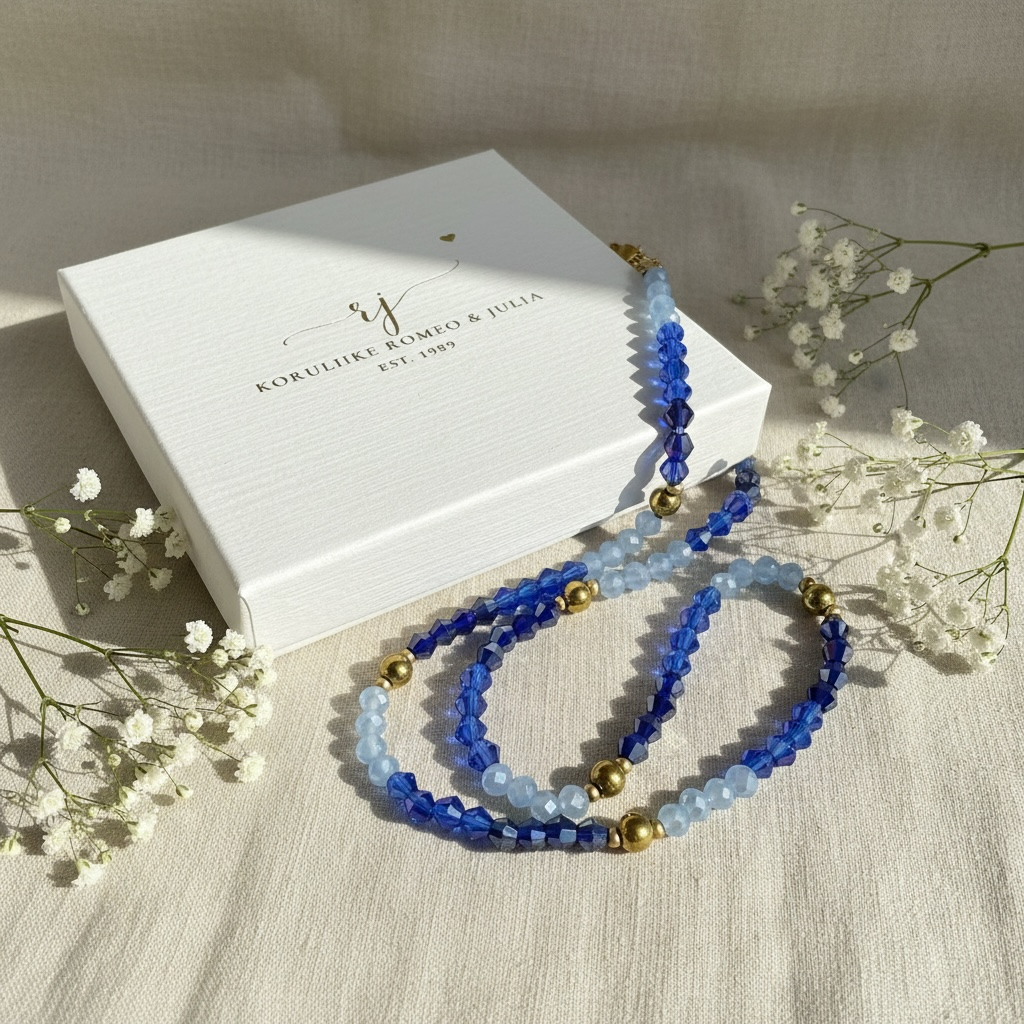 Sininen kristallikaulakoru 316L kirurginteräksestä, käsintehty Oulussa. Kuvattuna lahjarasian kanssa.