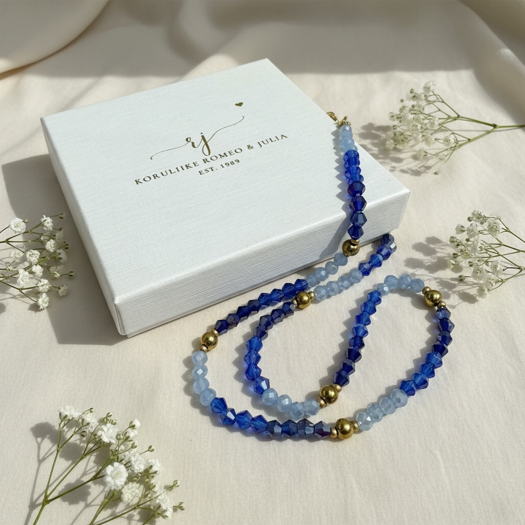 Sininen kristallikaulakoru 316L kirurginteräksestä, käsintehty Oulussa. Kullanväriset välihelmet.