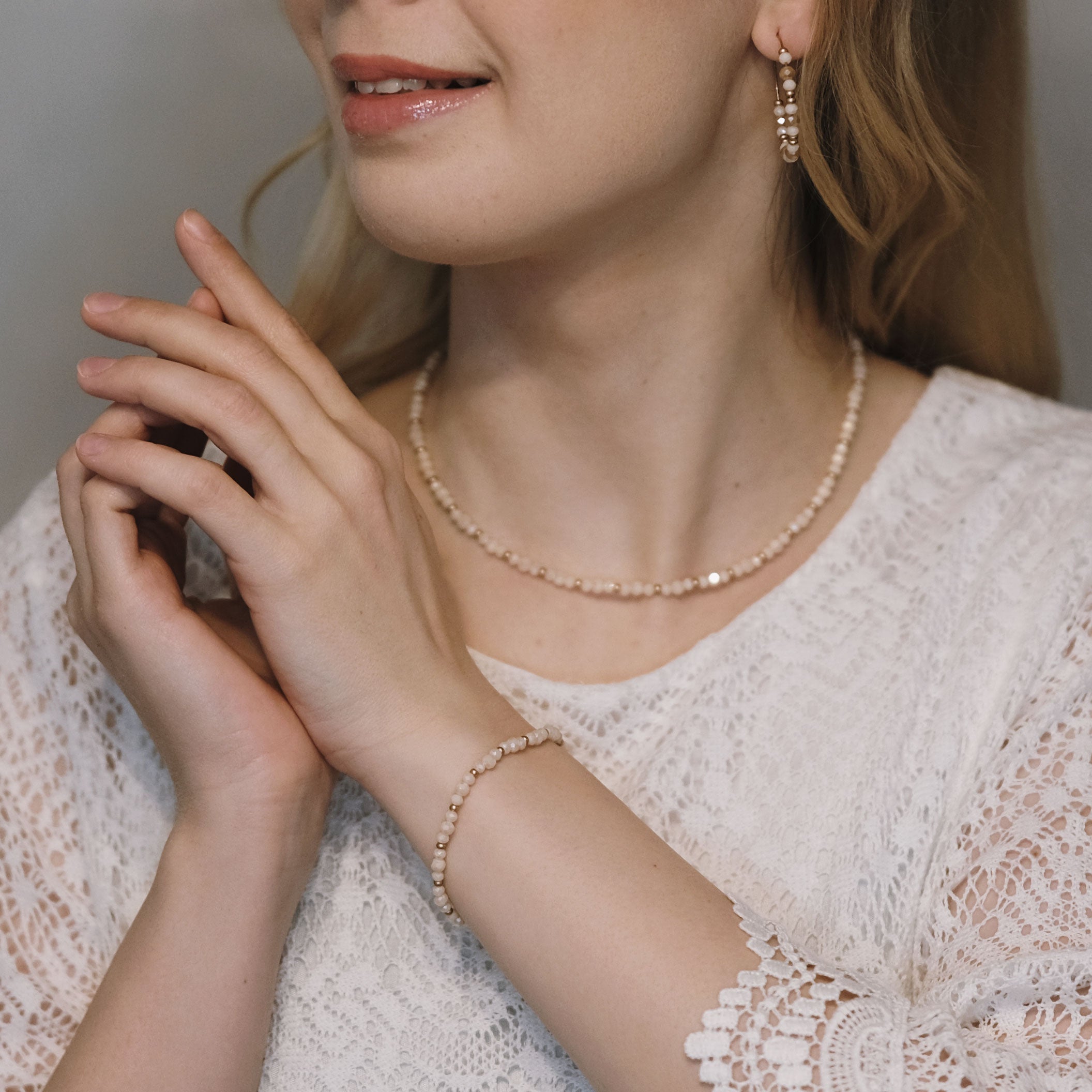 Kotimainen käsintehty helmirannekoru vaaleissa sävyissä