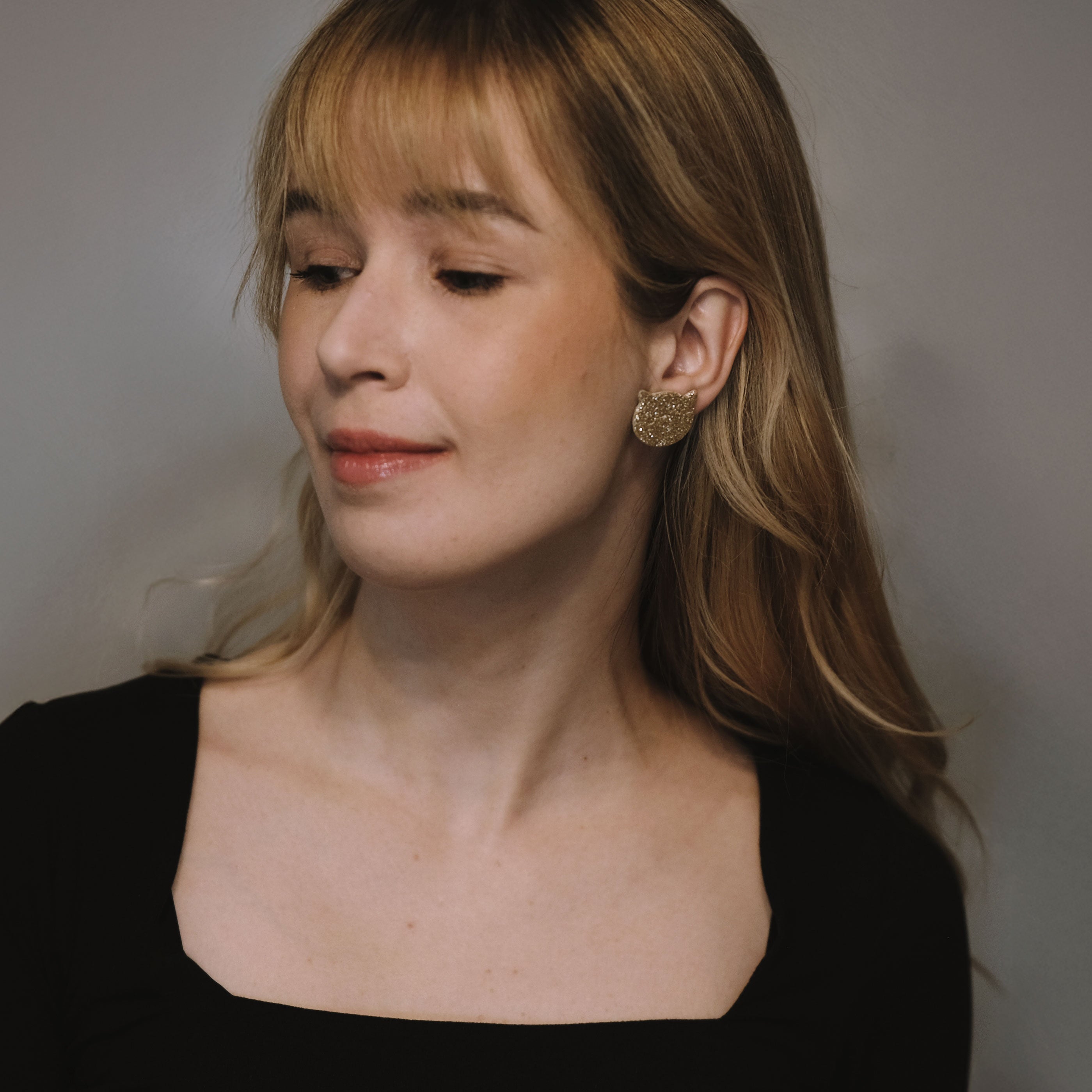 Käsintehdyt LEMPI® Misu -kissakorvakorut, lämmin ruusukullan sävy