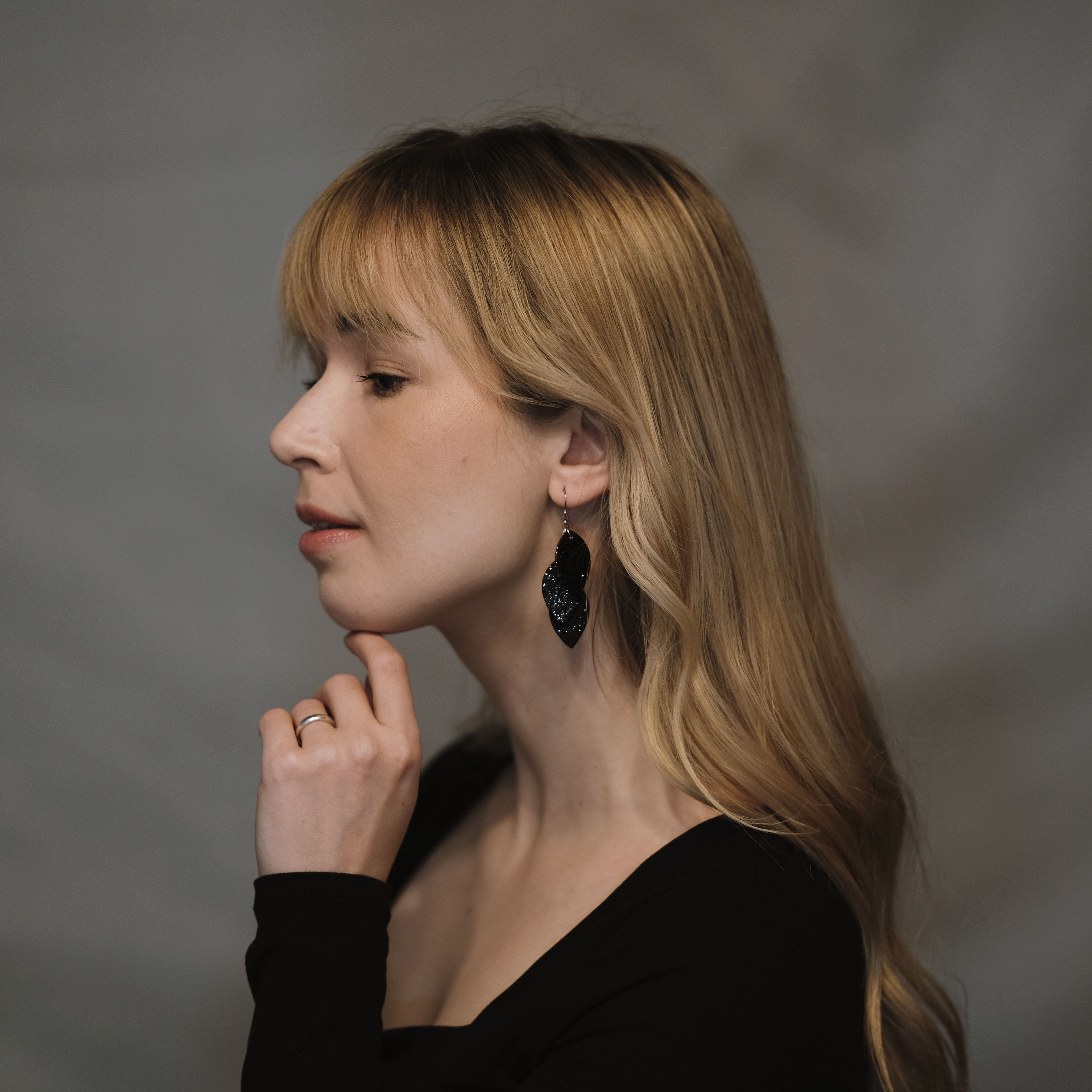 Mustat kotimaiset glitterkorvakorut LEMPI Pikku Vilja -mallia