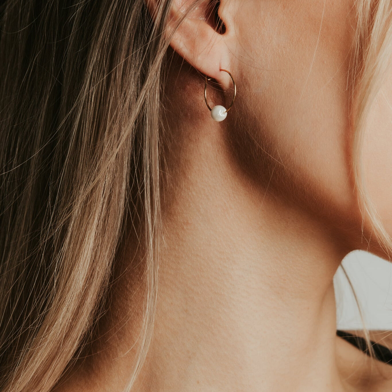 Jolie Petite -sirot helmikorvarenkaat, pieni 15 mm kullanvärinen rengas ja yksi helmi.