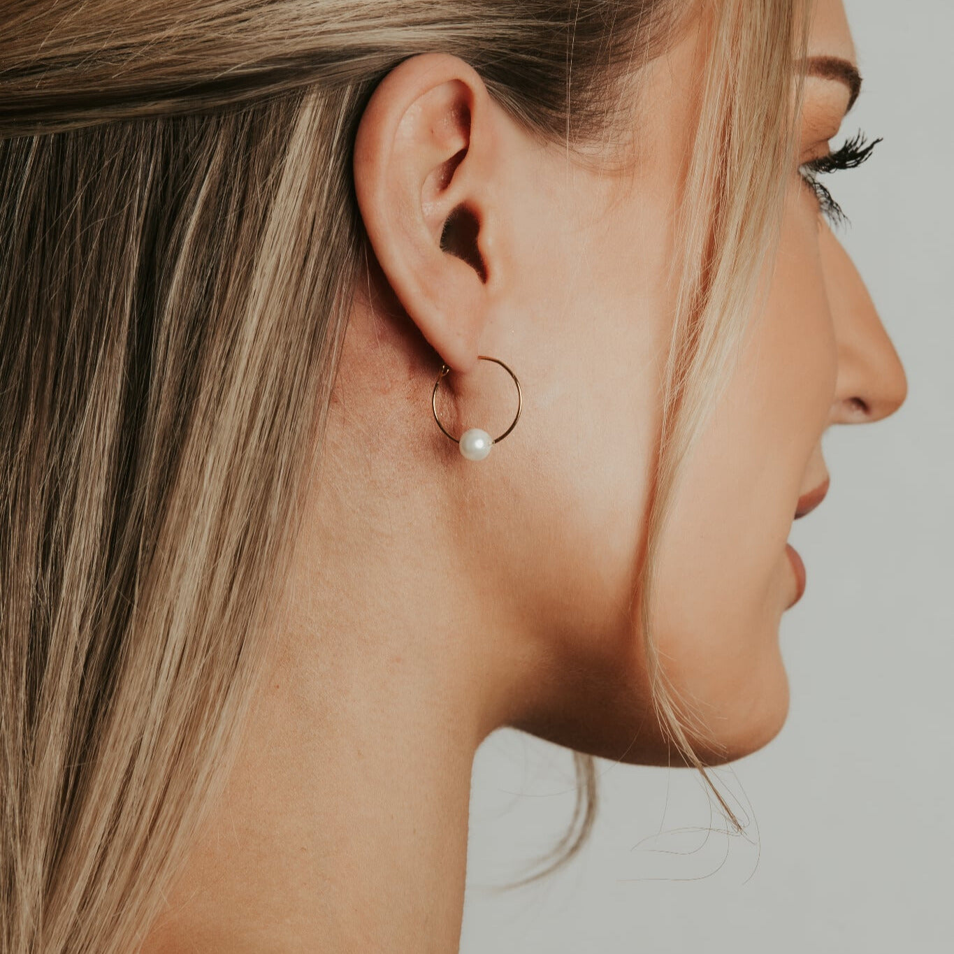 Minimalistiset helmikorvarenkaat Jolie Petite, käsintehty Oulussa.